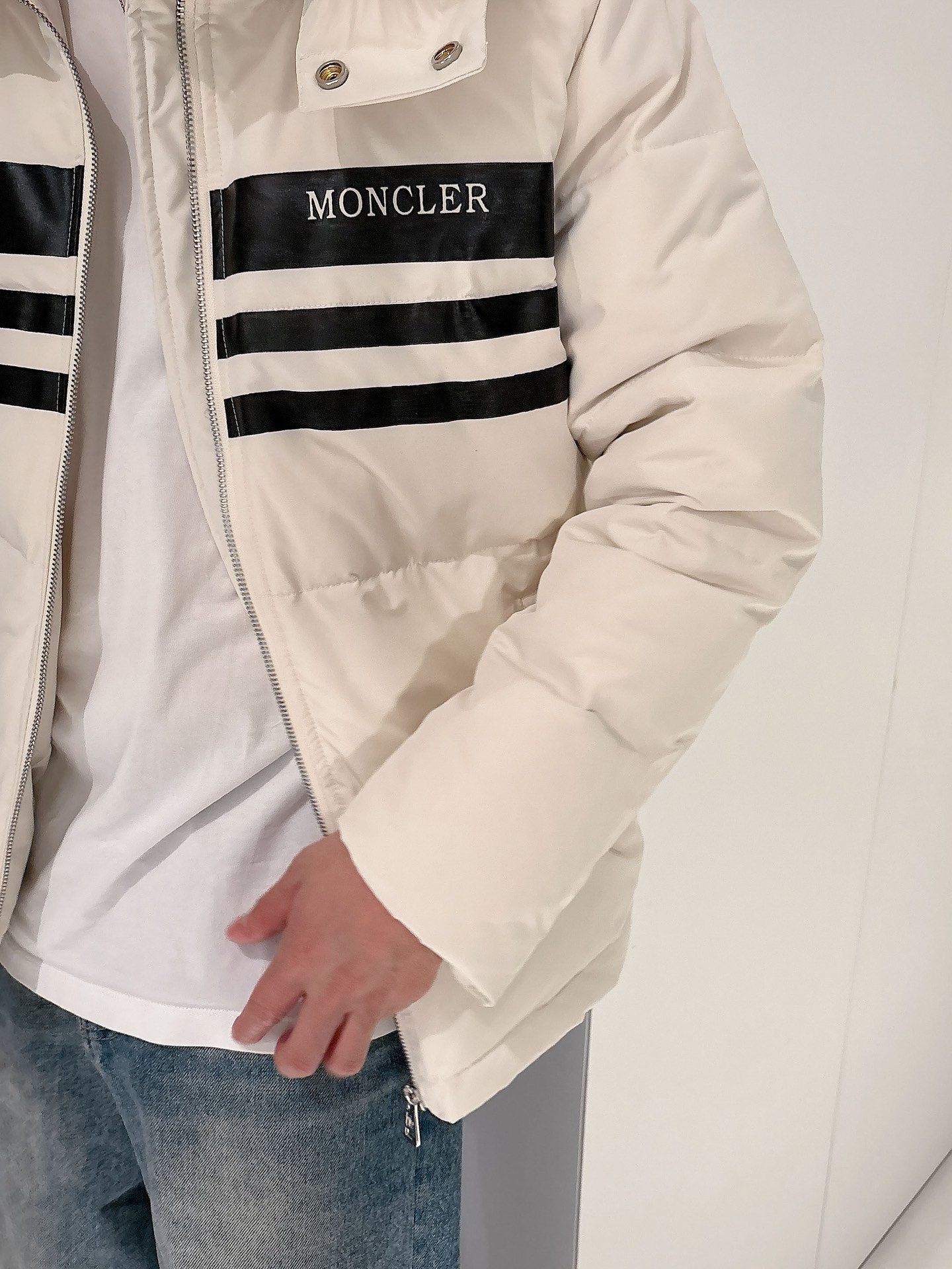 蒙口 官网款2025秋冬新款羽绒服。这款号称羽绒服届最高端的，全部90绒的三标齐全带着经典的Logo组合