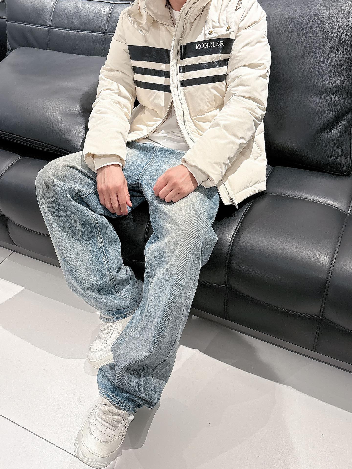 蒙口 官网款2025秋冬新款羽绒服。这款号称羽绒服届最高端的，全部90绒的三标齐全带着经典的Logo组合