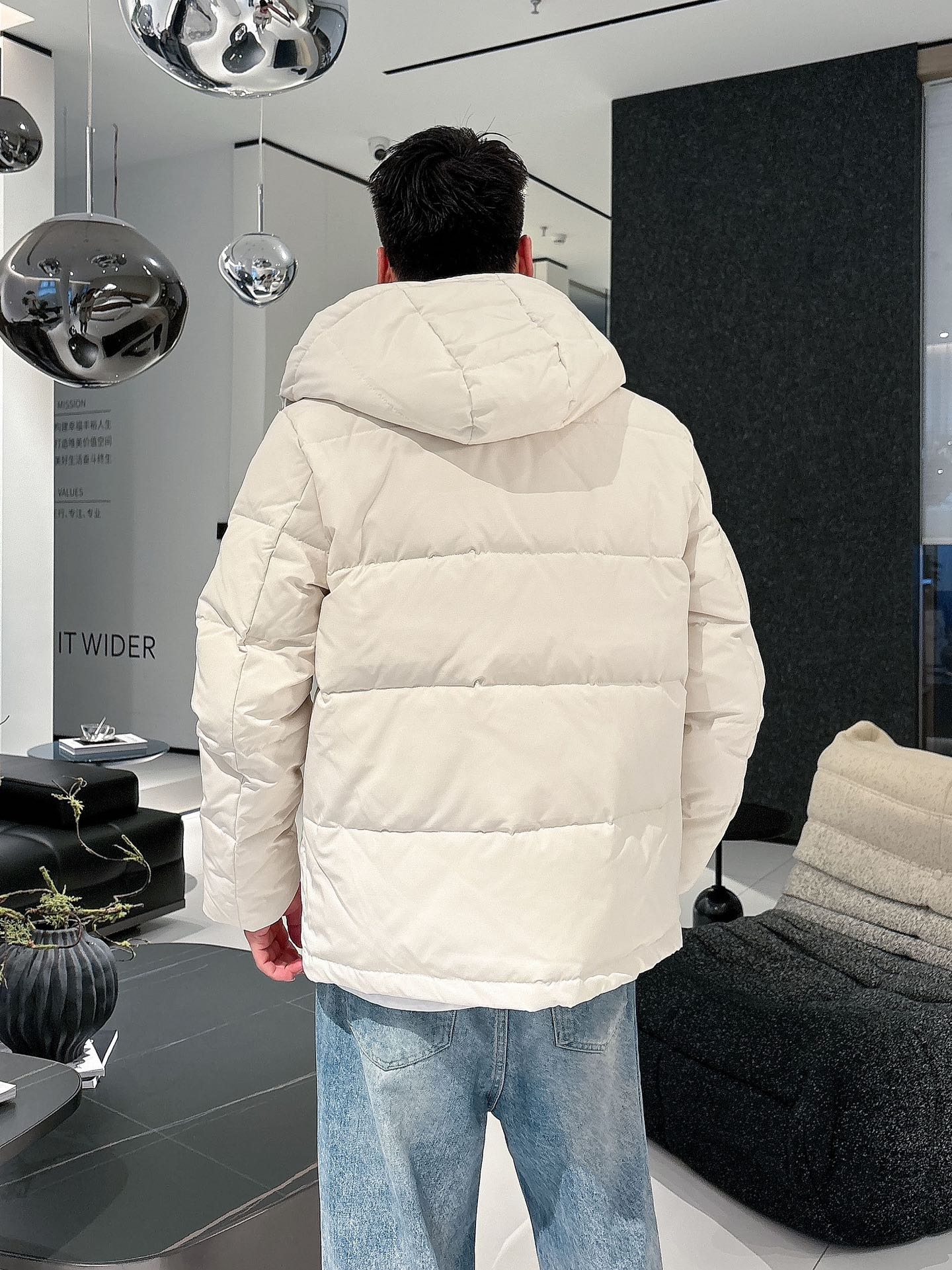 蒙口 官网款2025秋冬新款羽绒服。这款号称羽绒服届最高端的，全部90绒的三标齐全带着经典的Logo组合