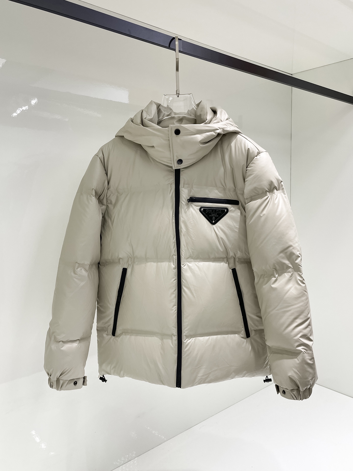 NO:122804,Prada's official website, autumn and winter new down jacket. This is known as the highest-end down jacket, all 90-down three-standards are complete with a classic logo combination. The first thing you see is full of visual impact, excellent warmth, lightweight and not heavy, and the compressed fluffy is good, and the heat-locking temperature is concentrated!  Personalized color-blocking design, fresh and energetic!  There are too many versions on the market. In addition to the different fabric workmanship, the biggest difference is that the filling is not goose down but silk or touch down, etc., and it is not easy to distinguish if you don’t understand it. In addition, the fabric and workmanship are definitely not the same level. In short, you will definitely not go off the line. You can buy all the exclusive colors and develop them. Those who understand the quality of our down jackets can be assured to close their eyes and recommend them. The three standards are complete!  Men and women's same series!  Code number M-3XL order to report height and weight, prada, down jacket, alexander wang19860909普拉达官网款秋冬新款羽绒服.这款号称羽绒服届最高端的,全部90绒的三标齐全带着经典的Logo组合搭配,第一眼看到就是满满的视觉冲击,保暖性能更出色,轻便不厚重,且压缩后的蓬松度恢复性好,聚热锁温！个性的拼色设计,清新有活力！市面流通的版本实在太多了,除了面料做工不同外,最大的区别就是填充物根本不是鹅绒而是羽丝或手感绒等等,而不懂的根本不容易区分.另外面料和做工也绝对不是一个级别,总之认准我们,让你绝对不跑偏,独家全色全部购入正版开发,懂我们家羽绒服质量的,完全可以放心闭眼推.三标齐全！男女同款系列！码数M-3XL下单报身高体重,,prada,down jacket,alexander wang,Men's clothing