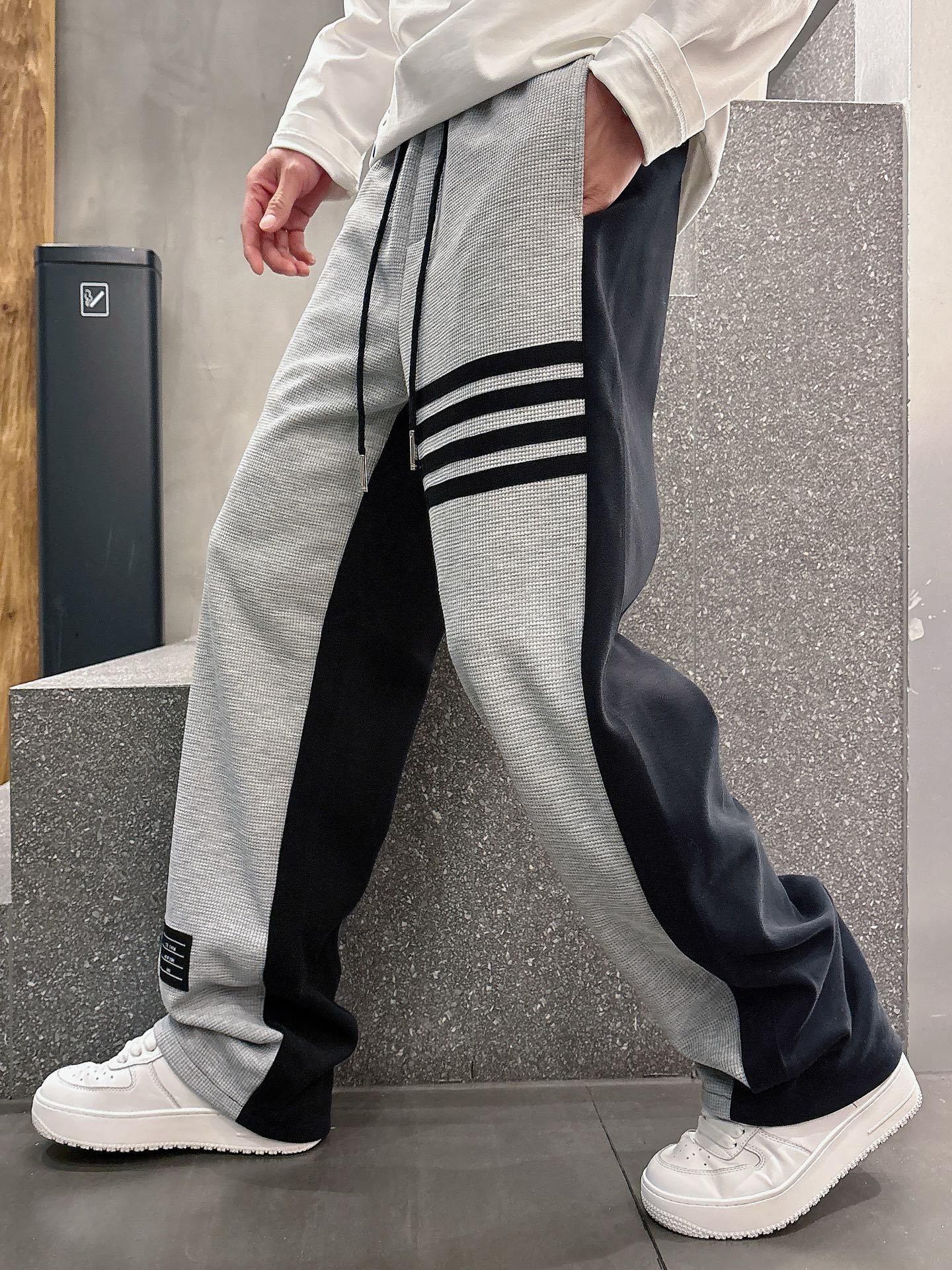 “New 2025 Leisure Pants: Classic Logo, Custom Fabrics, Great Comfort. Sizes M-3XL.” - 图片 1