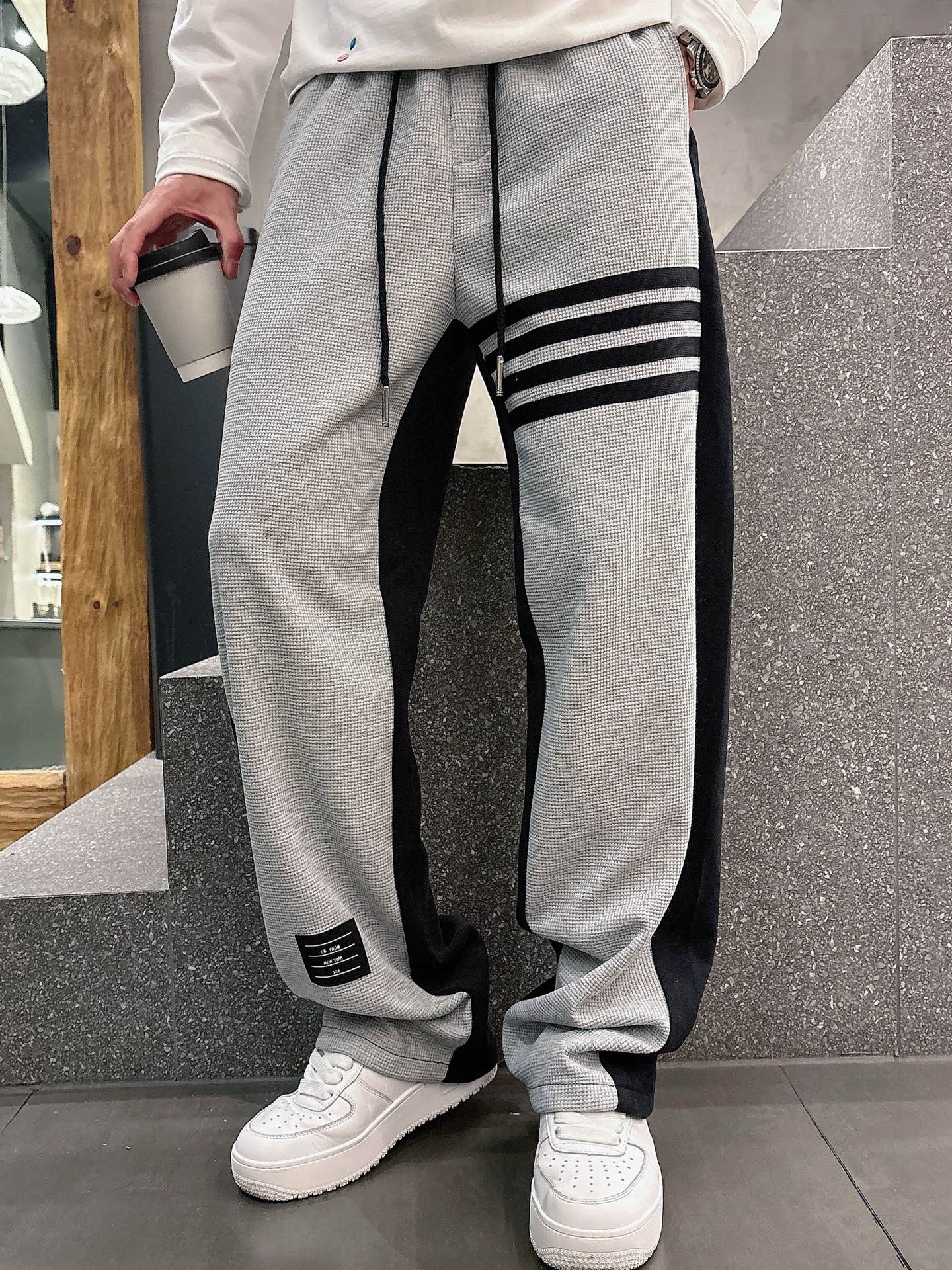 “New 2025 Leisure Pants: Classic Logo, Custom Fabrics, Great Comfort. Sizes M-3XL.” - 图片 7