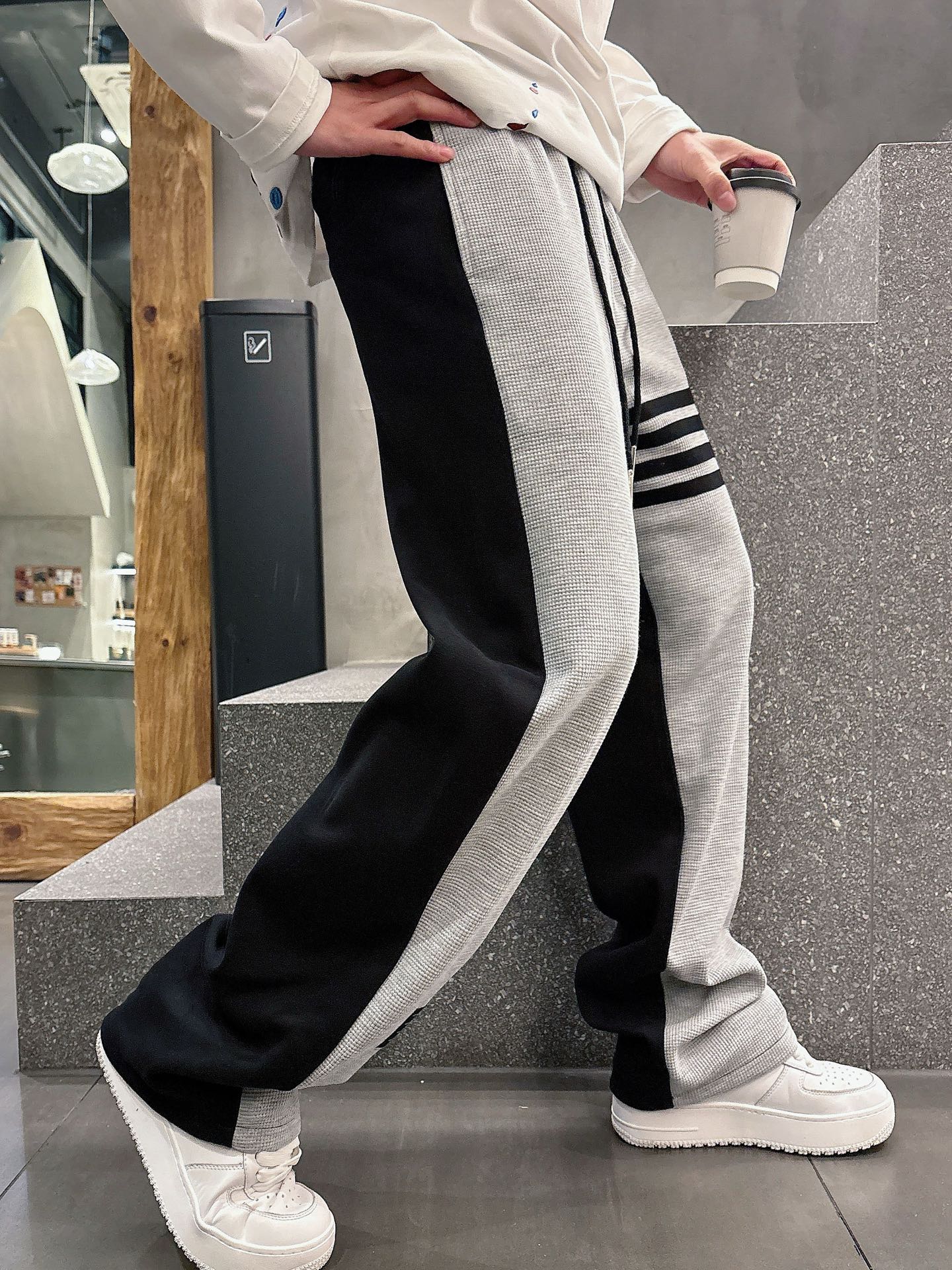 “New 2025 Leisure Pants: Classic Logo, Custom Fabrics, Great Comfort. Sizes M-3XL.” - 图片 3