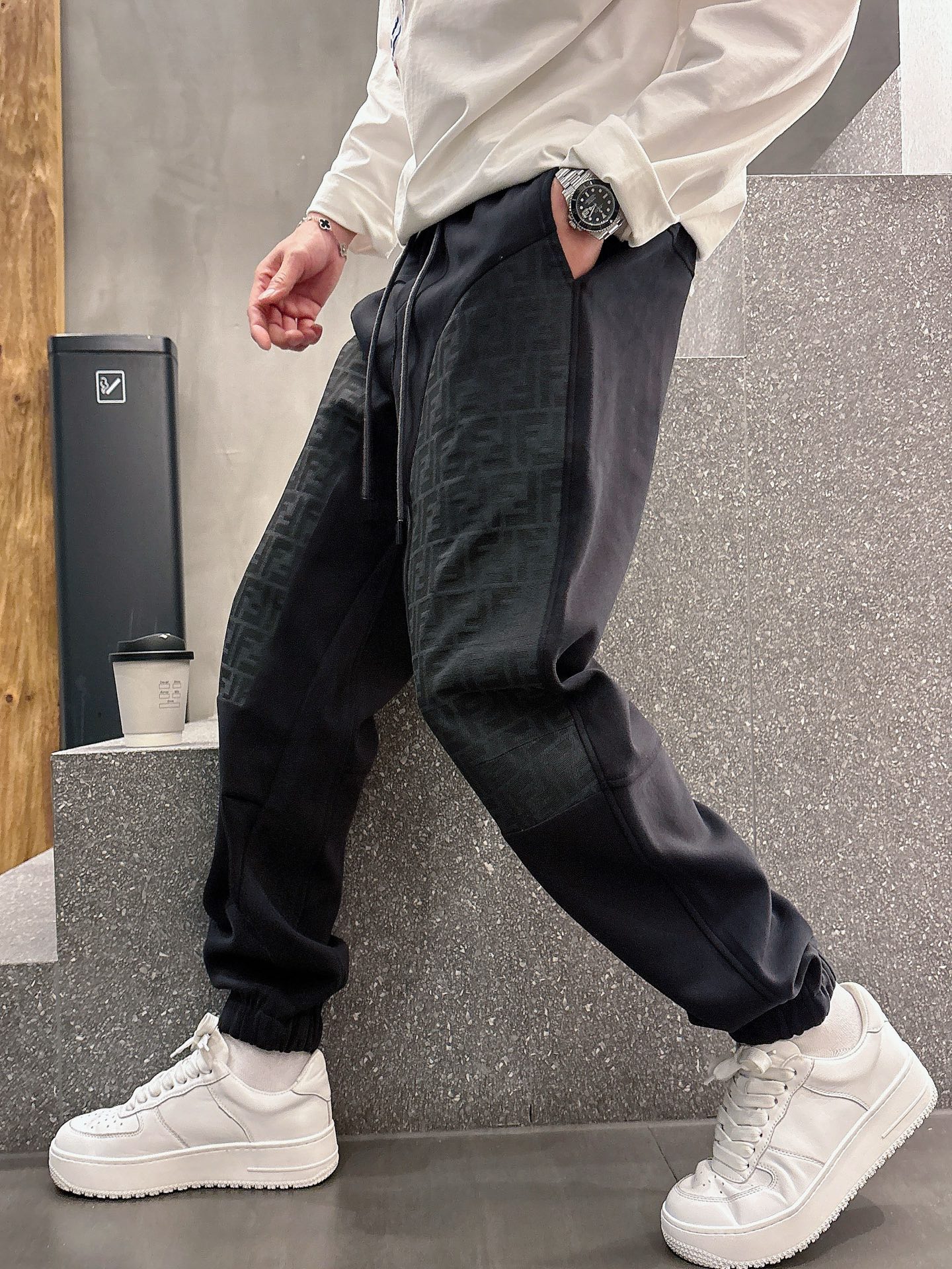 NO:119485,Fendi's new spring 2025 casual pants!  The official website is released simultaneously. The brand's classic LOGO casual pants, customized fabric, excellent comfort, strong hand touch. Extremely recognizable, perfect quality craftsmanship. Size M-3XL, fendi, alexander wang19860909芬迪2025春季新款休闲裤！官网同步发售.品牌经典LOGO休闲裤 ,定制面料,舒适度极好,手触感强烈.辨识度极高,完美品相工艺. 尺码M-3XL,,fendi,alexander wang,Men's clothing