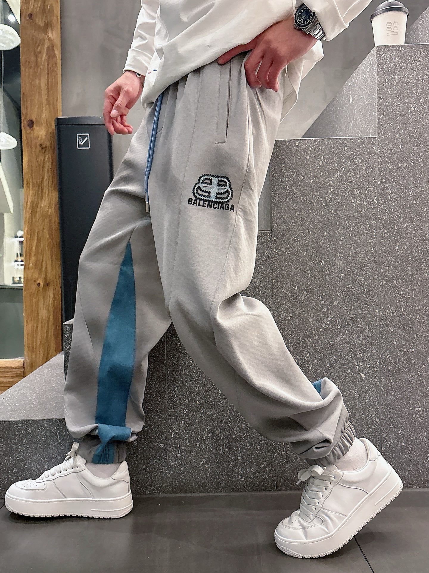 NO:119480,Balenciaga spring 2025 new casual pants!  The official website is released simultaneously. The brand's classic LOGO casual pants, customized fabric, excellent comfort, strong hand touch. Extremely recognizable, perfect quality craftsmanship. Size M-3XL, balenciaga, alexander wang19860909巴黎世家2025春季新款休闲裤！官网同步发售.品牌经典LOGO休闲裤 ,定制面料,舒适度极好,手触感强烈.辨识度极高,完美品相工艺. 尺码M-3XL,,balenciaga,alexander wang,Men's clothing