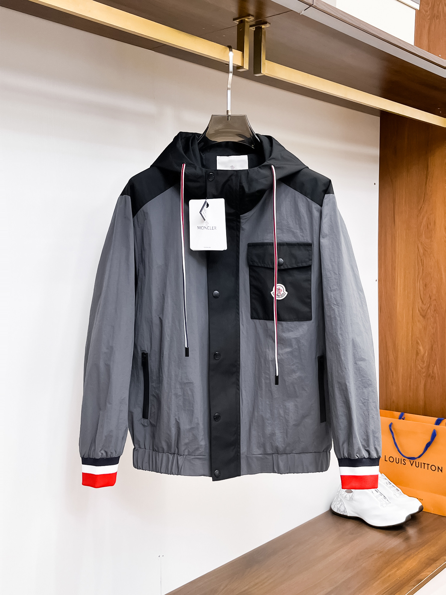 NO:117782,The same style on the official website, complete three standards, and is released in advance. 2025ss Spring new men's jacket, original single three standards, high-end version, customized counter fabric, breathable and comfortable, impeccable details, brand element design concept, reflecting high quality. The feel is delicate and soft, presents casual cut, and the upper body style is superb. Number of sizes M~3XL,,,Moncler, jackets & coats, jackets & coats, alexander wang19860909蒙口 官网同款,三标齐全,提前发售 2025ss春季新款男士夹克外套,原单三标齐全高端版本 专柜定制面料 透气舒适度高,细节无可挑剔,品牌元素设计理念,体现高品质.手感细腻柔软 呈现休闲裁剪,上身版型超赞 码数M～3XL,,,Moncler,jackets & coats,jackets & coats,alexander wang,Men's clothing