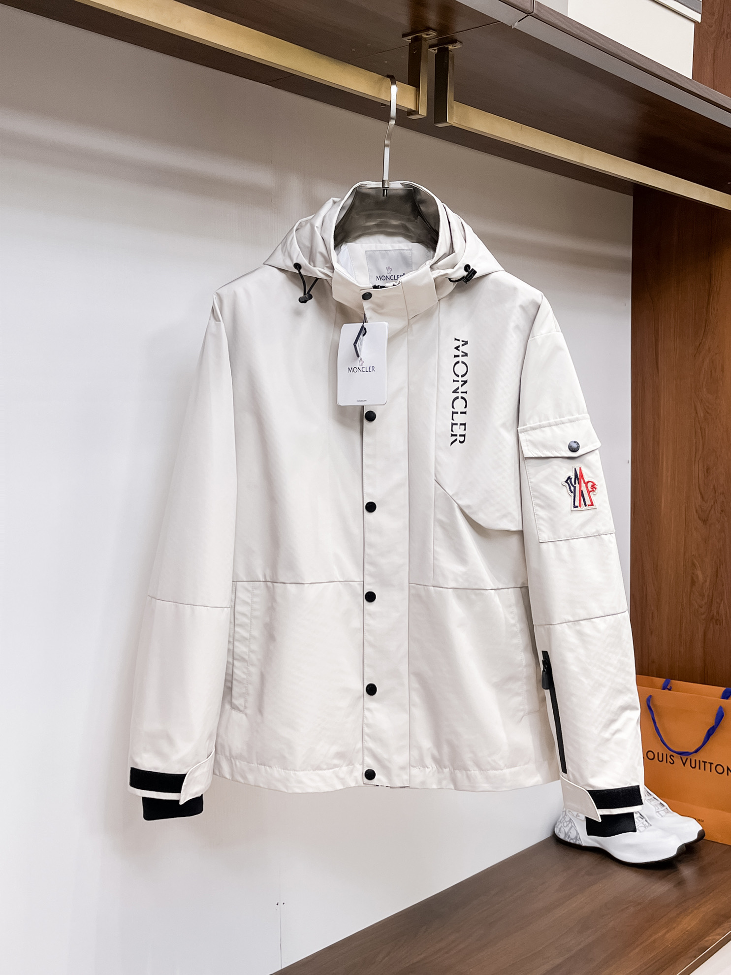 NO:117788,The same style on the official website, complete three standards, and is released in advance. 2025ss Spring new men's jacket, original single three standards, high-end version, customized counter fabric, breathable and comfortable, impeccable details, brand element design concept, reflecting high quality. The feel is delicate and soft, presents casual cut, and the upper body style is superb. Number of sizes M~3XL,,,Moncler, jackets & coats, jackets & coats, alexander wang19860909蒙口 官网同款,三标齐全,提前发售 2025ss春季新款男士夹克外套,原单三标齐全高端版本 专柜定制面料 透气舒适度高,细节无可挑剔,品牌元素设计理念,体现高品质.手感细腻柔软 呈现休闲裁剪,上身版型超赞 码数M～3XL,,,Moncler,jackets & coats,jackets & coats,alexander wang,Men's clothing