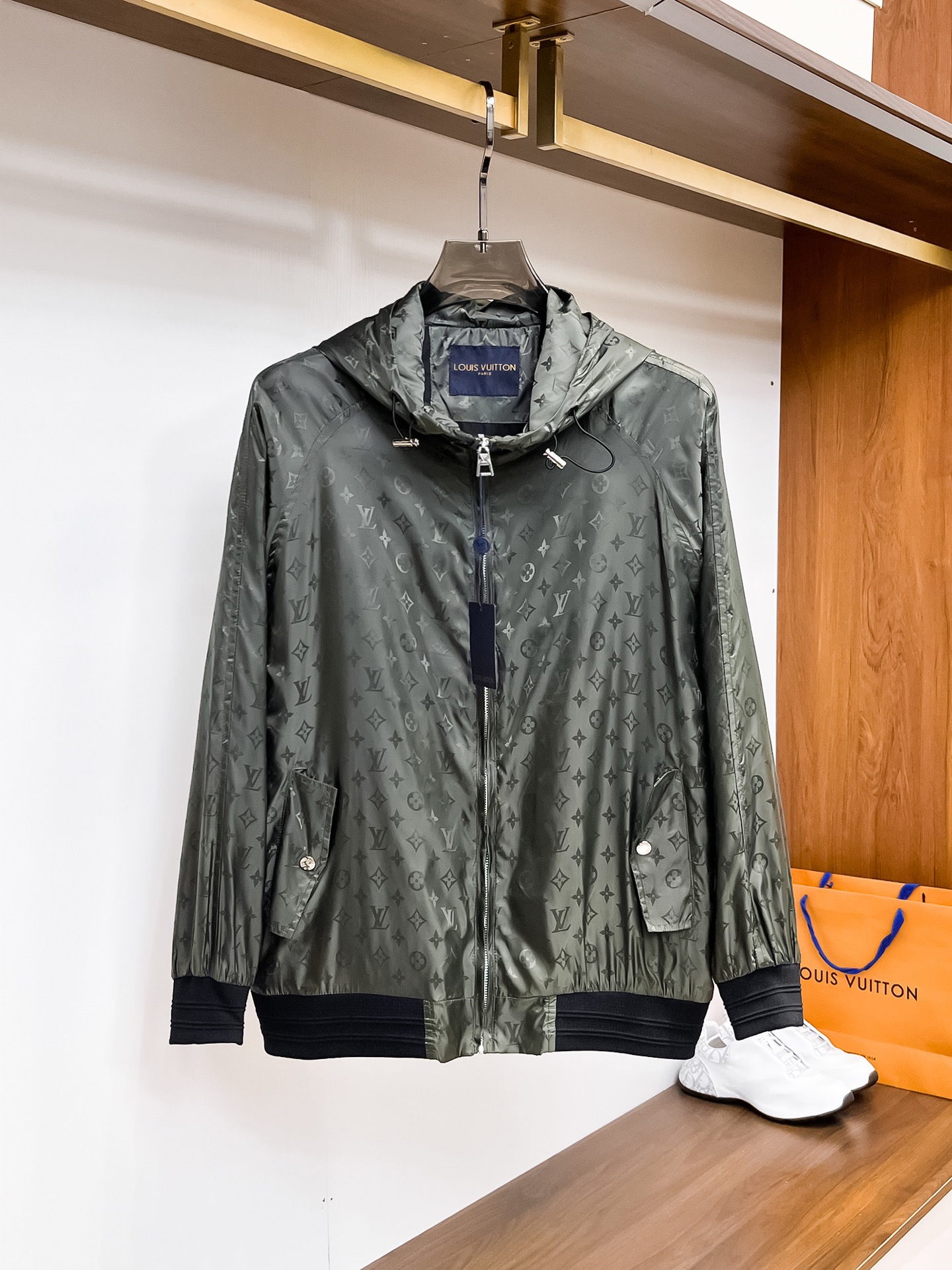 NO:118973,The same model on the official website of LV, complete three standards, released in advance. 2025ss Spring new men's jacket, original three standards, high-end version. Customized counter fabrics, breathable and comfortable, impeccable details, brand elements design concept, reflect high quality. The feel is delicate and soft, presents casual cut, and the upper body style is superb. Number of sizes M~3XL,,,louis vuitton, jackets & coats, jackets & coats, alexander wang19860909LV 官网同款,三标齐全,提前发售 2025ss春季新款男士夹克外套,原单三标齐全高端版本 专柜定制面料 透气舒适度高,细节无可挑剔,品牌元素设计理念,体现高品质.手感细腻柔软 呈现休闲裁剪,上身版型超赞 码数M～3XL,,,louis vuitton,jackets & coats,jackets & coats,alexander wang,Men's clothing