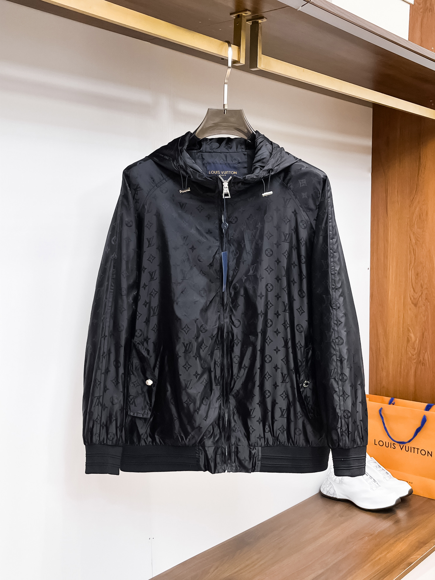 NO:117787,The same model on the official website of LV, complete three standards, released in advance. 2025ss Spring new men's jacket, original three standards, high-end version. Customized counter fabrics, breathable and comfortable, impeccable details, brand elements design concept, reflect high quality. The feel is delicate and soft, presents casual cut, and the upper body style is superb. Number of sizes M~3XL,,,louis vuitton, jackets & coats, jackets & coats, alexander wang19860909LV 官网同款,三标齐全,提前发售 2025ss春季新款男士夹克外套,原单三标齐全高端版本 专柜定制面料 透气舒适度高,细节无可挑剔,品牌元素设计理念,体现高品质.手感细腻柔软 呈现休闲裁剪,上身版型超赞 码数M～3XL,,,louis vuitton,jackets & coats,jackets & coats,alexander wang,Men's clothing