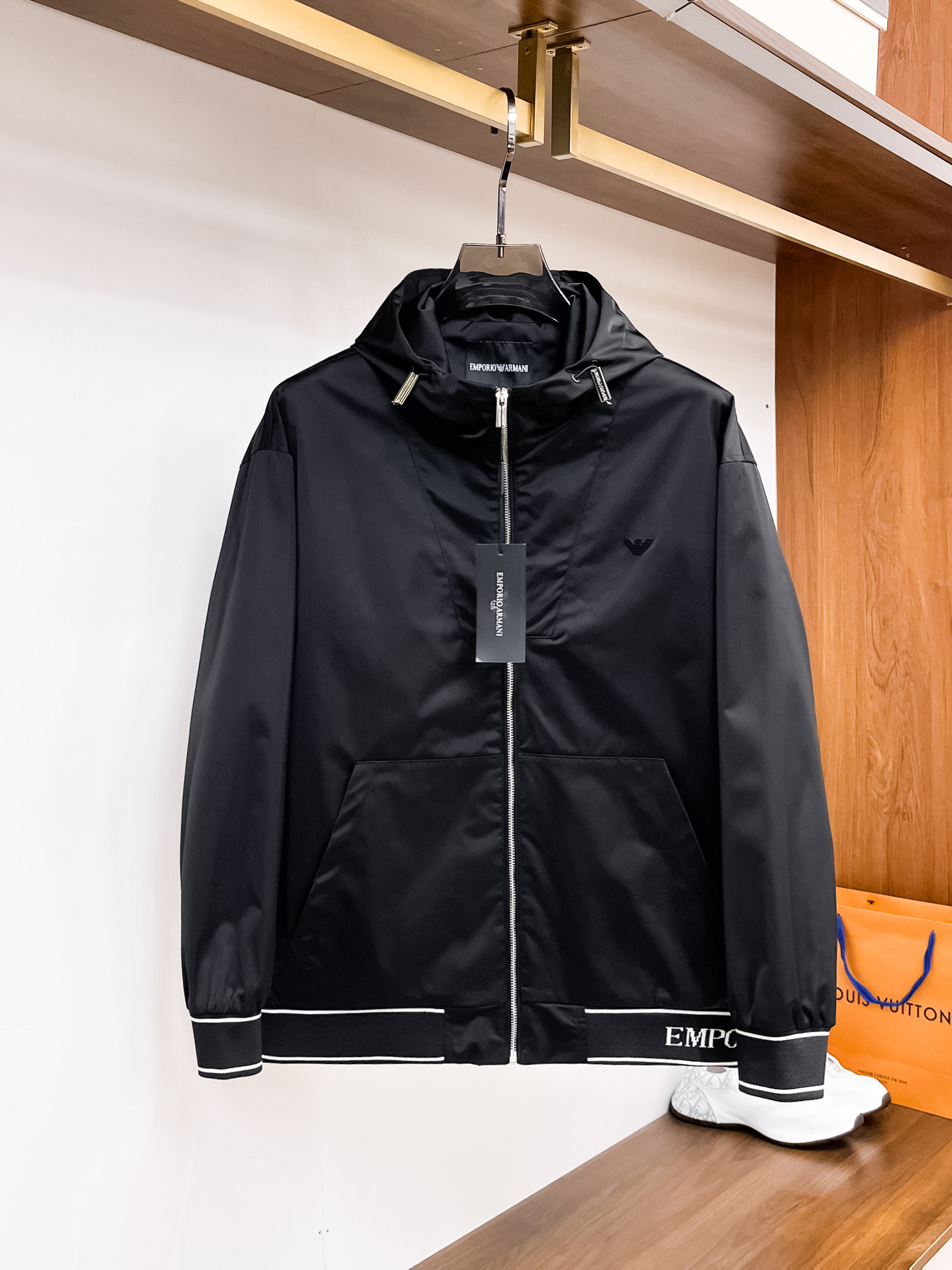 NO:117785,Armani's official website, complete three-standard, released in advance. 2025ss spring new men's jacket, original three-standard complete high-end version, customized counter fabric, breathable and comfortable, impeccable details, brand element design concept, reflecting high quality. The feel is delicate and soft, presents casual cut, and the upper body style is superb. Number of sizes M~3XL,,,armani, jackets & coats, jackets & coats, alexander wang19860909阿玛尼 官网同款,三标齐全,提前发售 2025ss春季新款男士夹克外套,原单三标齐全高端版本 专柜定制面料 透气舒适度高,细节无可挑剔,品牌元素设计理念,体现高品质.手感细腻柔软 呈现休闲裁剪,上身版型超赞 码数M～3XL,,,armani,jackets & coats,jackets & coats,alexander wang,Men's clothing