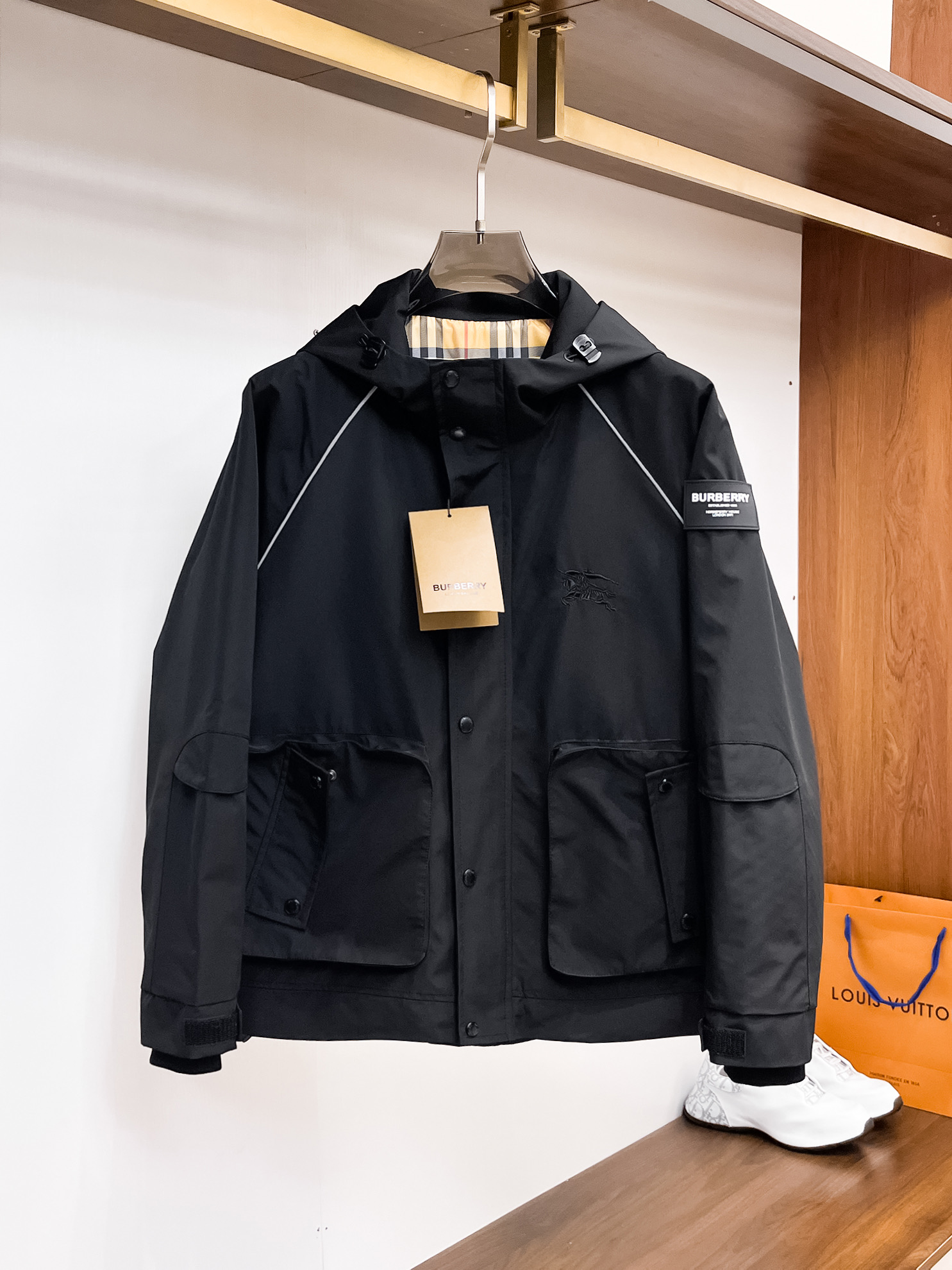 NO:117781,Burberry's official website has the same style, complete three standards, and is released in advance. 2025ss Spring new men's jacket, original three standards, high-end version, customized counter fabric, breathable and comfortable, impeccable details, brand element design concept, reflecting high quality. The feel is delicate and soft, presents casual cut, and the upper body style is superb. Number of sizes M~3XL,,,burberry, jackets & coats, jackets & coats, alexander wang19860909巴宝莉 官网同款,三标齐全,提前发售 2025ss春季新款男士夹克外套,原单三标齐全高端版本 专柜定制面料 透气舒适度高,细节无可挑剔,品牌元素设计理念,体现高品质.手感细腻柔软 呈现休闲裁剪,上身版型超赞 码数M～3XL,,,burberry,jackets & coats,jackets & coats,alexander wang,Men's clothing