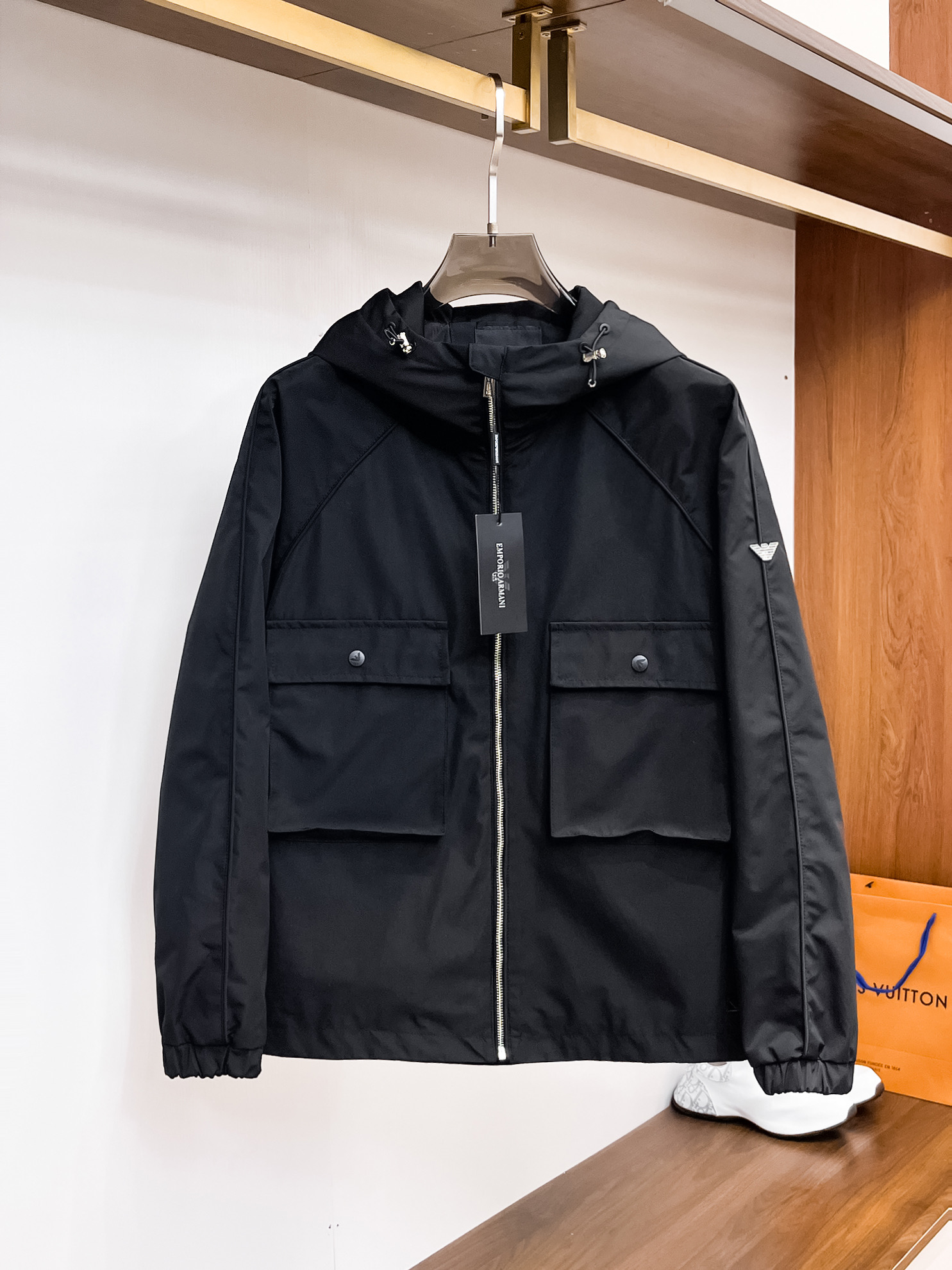 NO:117791,Armani's official website, complete three-standard, released in advance. 2025ss spring new men's jacket, original three-standard complete high-end version, customized counter fabric, breathable and comfortable, impeccable details, brand element design concept, reflecting high quality. The feel is delicate and soft, presents casual cut, and the upper body style is superb. Number of sizes M~3XL,,,armani, jackets & coats, jackets & coats, alexander wang19860909阿玛尼 官网同款,三标齐全,提前发售 2025ss春季新款男士夹克外套,原单三标齐全高端版本 专柜定制面料 透气舒适度高,细节无可挑剔,品牌元素设计理念,体现高品质.手感细腻柔软 呈现休闲裁剪,上身版型超赞 码数M～3XL,,,armani,jackets & coats,jackets & coats,alexander wang,Men's clothing