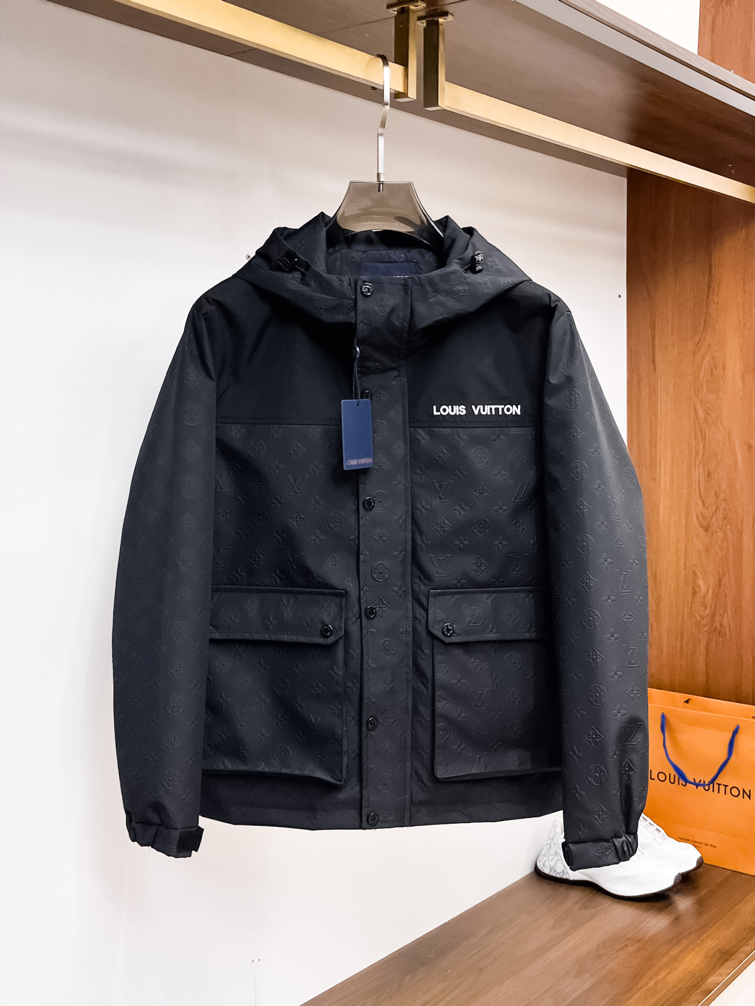 NO:117793,The same model on the official website of LV, complete three standards, released in advance. 2025ss Spring new men's jacket, original three standards, high-end version. Customized counter fabrics, breathable and comfortable, impeccable details, brand elements design concept, reflect high quality. The feel is delicate and soft, presents casual cut, and the upper body style is superb. Number of sizes M~3XL,,,louis vuitton, jackets & coats, jackets & coats, alexander wang19860909LV 官网同款,三标齐全,提前发售 2025ss春季新款男士夹克外套,原单三标齐全高端版本 专柜定制面料 透气舒适度高,细节无可挑剔,品牌元素设计理念,体现高品质.手感细腻柔软 呈现休闲裁剪,上身版型超赞 码数M～3XL,,,louis vuitton,jackets & coats,jackets & coats,alexander wang,Men's clothing