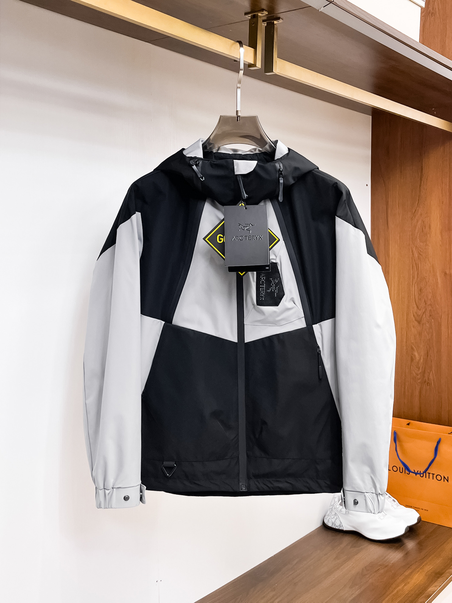 NO:117790,Archaeopteryx, the same style on the official website, complete three standards, and is released in advance. 2025ss Spring new men's jacket, original single three standards, high-end version. Customized counter fabric, breathable and comfortable, impeccable details, brand element design concept, reflecting high quality. The feel is delicate and soft, presents casual cut, and the upper body style is superb. Number of sizes M~3XL,,arc'teryx,jackets & coats,jackets & coats,alexander wang19860909始祖鸟 官网同款,三标齐全,提前发售 2025ss春季新款男士夹克外套,原单三标齐全高端版本 专柜定制面料 透气舒适度高,细节无可挑剔,品牌元素设计理念,体现高品质.手感细腻柔软 呈现休闲裁剪,上身版型超赞 码数M～3XL,,arc'teryx,jackets & coats,jackets & coats,alexander wang,Men's clothing