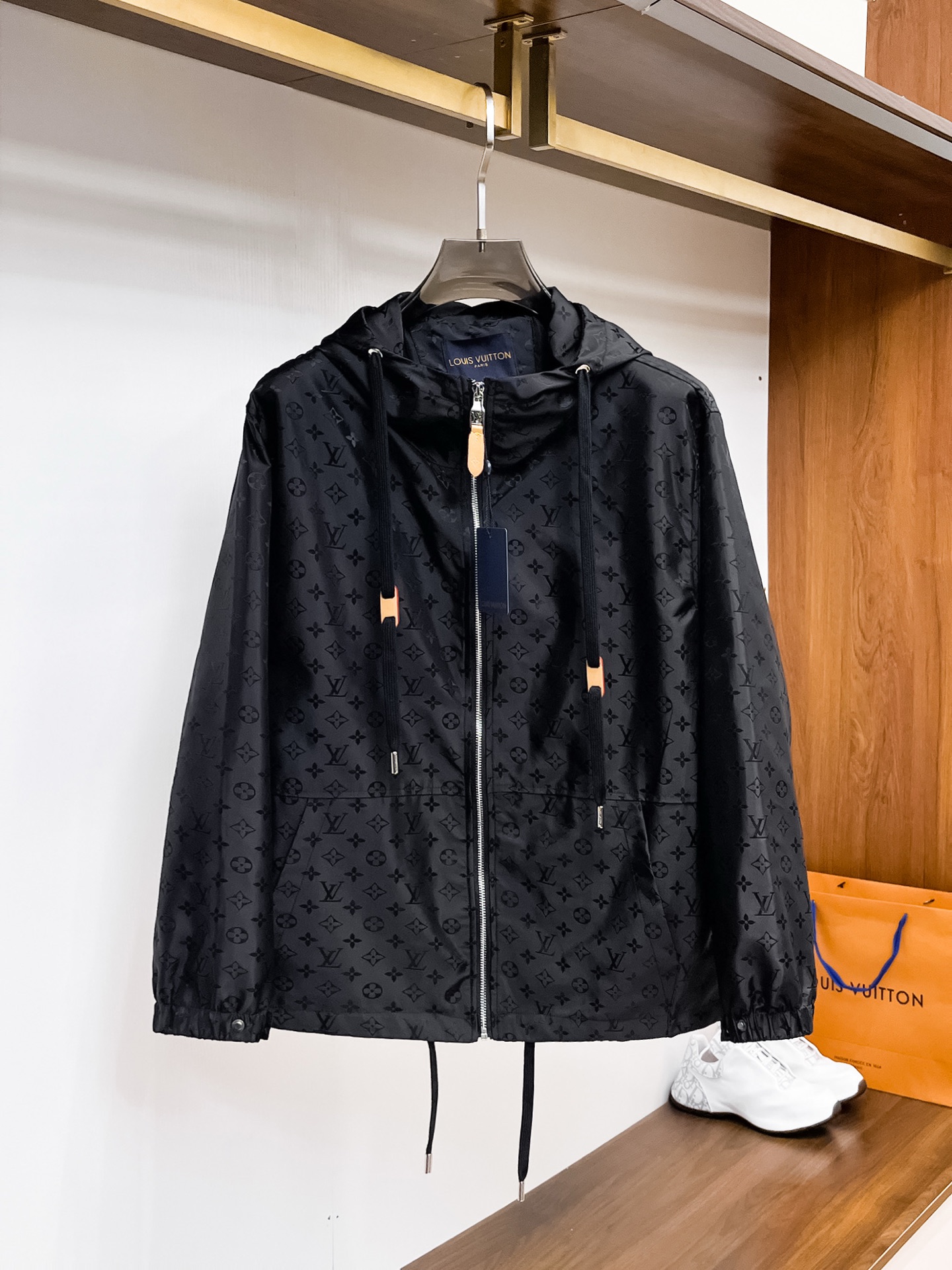 NO:117778,The same model on the official website of LV, complete three standards, released in advance. 2025ss Spring new men's jacket, original three standards, high-end version, customized counter fabric, breathable and comfortable, impeccable details, brand element design concept, reflecting high quality. The feel is delicate and soft, presents casual cut, and the upper body style is superb. Number of sizes M~3XL,,,louis vuitton, jackets & coats, jackets & coats, alexander wang19860909LV 官网同款,三标齐全,提前发售 2025ss春季新款男士夹克外套,原单三标齐全高端版本 专柜定制面料 透气舒适度高,细节无可挑剔,品牌元素设计理念,体现高品质.手感细腻柔软 呈现休闲裁剪,上身版型超赞 码数M～3XL,,,louis vuitton,jackets & coats,jackets & coats,alexander wang,Men's clothing