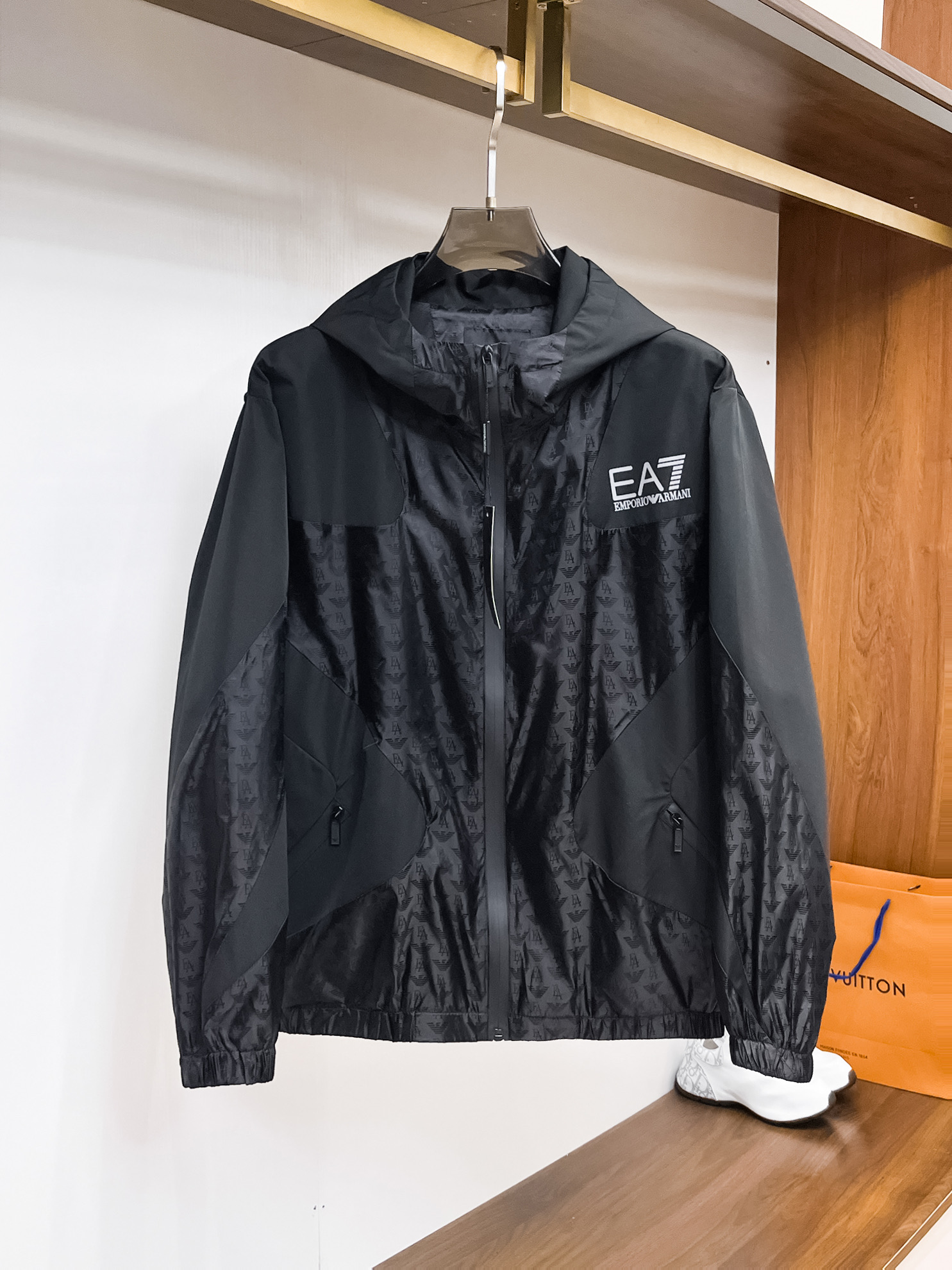 NO:117775,Armani's official website, complete three-standard, released in advance. 2025ss spring new men's jacket, original three-standard complete high-end version, customized counter fabric, breathable and comfortable, impeccable details, brand element design concept, reflecting high quality. The feel is delicate and soft, presents casual cut, and the upper body style is superb. Number of sizes M~3XL,,,armani, jackets & coats, jackets & coats, alexander wang19860909阿玛尼 官网同款,三标齐全,提前发售 2025ss春季新款男士夹克外套,原单三标齐全高端版本 专柜定制面料 透气舒适度高,细节无可挑剔,品牌元素设计理念,体现高品质.手感细腻柔软 呈现休闲裁剪,上身版型超赞 码数M～3XL,,,armani,jackets & coats,jackets & coats,alexander wang,Men's clothing