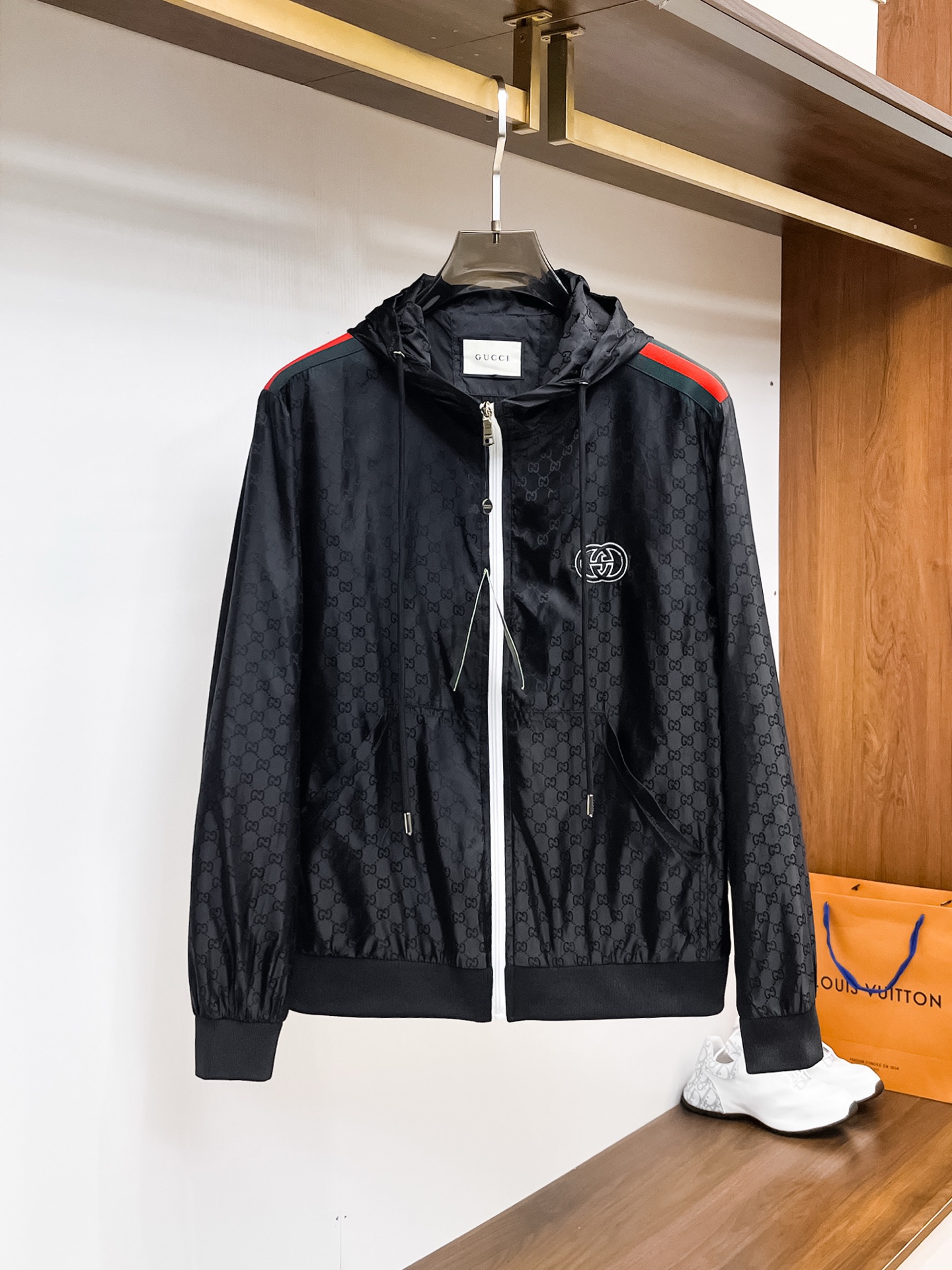 NO:117769,Guqi, the same style on the official website, complete three standards, released in advance. 2025ss spring new men's jacket, original single three standards, high-end version, customized counter fabric, breathable and comfortable, impeccable details, brand element design concept, reflecting high quality. The feel is delicate and soft, presents casual cut, and the upper body style is superb. Number of sizes M~3XL,,, jackets & coats, jackets & coats, alexander wang19860909古奇 官网同款,三标齐全,提前发售 2025ss春季新款男士夹克外套,原单三标齐全高端版本 专柜定制面料 透气舒适度高,细节无可挑剔,品牌元素设计理念,体现高品质.手感细腻柔软 呈现休闲裁剪,上身版型超赞 码数M～3XL,,,jackets & coats,jackets & coats,alexander wang,Men's clothing