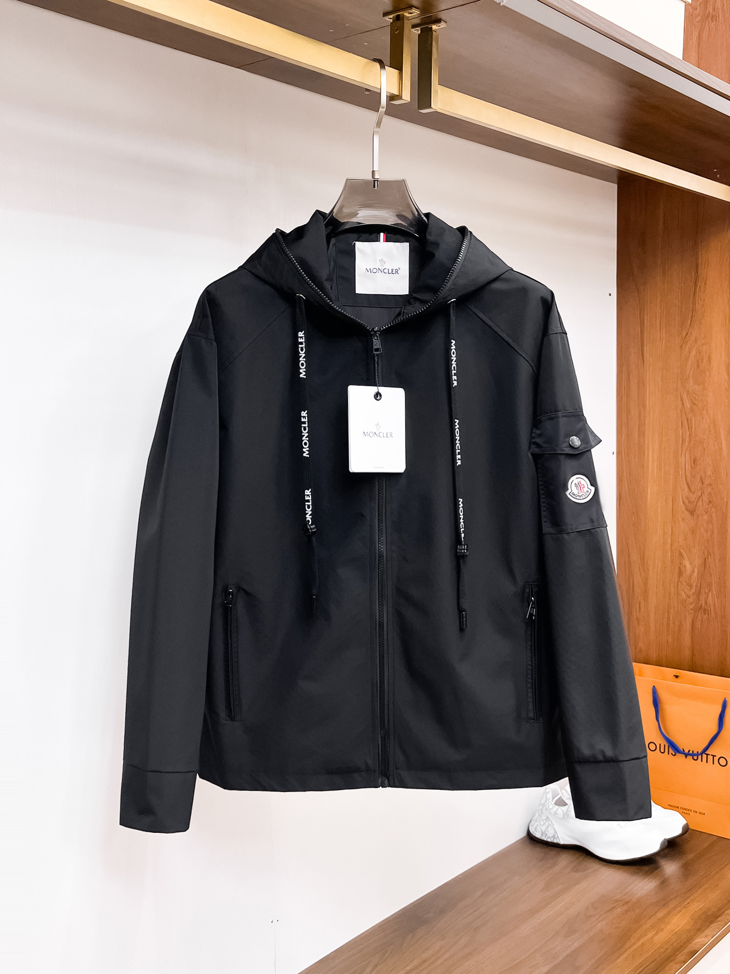 NO:117794,The same style on the official website, complete three standards, and is released in advance. 2025ss Spring new men's jacket, original single three standards, high-end version, customized counter fabric, breathable and comfortable, impeccable details, brand element design concept, reflecting high quality. The feel is delicate and soft, presents casual cut, and the upper body style is superb. Number of sizes M~3XL,,,Moncler, jackets & coats, jackets & coats, alexander wang19860909蒙口 官网同款,三标齐全,提前发售 2025ss春季新款男士夹克外套,原单三标齐全高端版本 专柜定制面料 透气舒适度高,细节无可挑剔,品牌元素设计理念,体现高品质.手感细腻柔软 呈现休闲裁剪,上身版型超赞 码数M～3XL,,,Moncler,jackets & coats,jackets & coats,alexander wang,Men's clothing