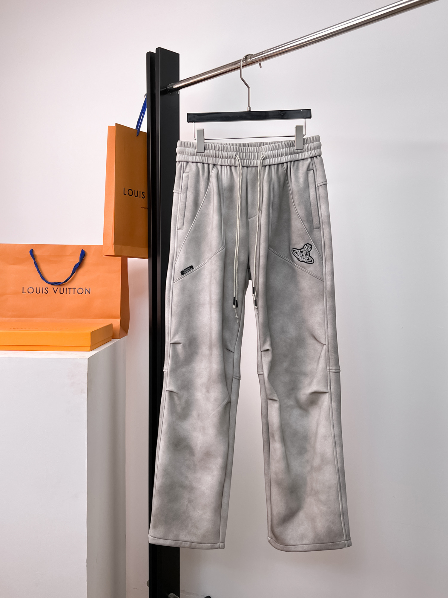 NO:502245,Queen Mother Cinnamon Spring 2025 new casual pants!  The official website is released simultaneously. The brand's classic LOGO casual pants, customized fabric, excellent comfort, strong hand touch. Extremely recognizable, perfect quality craftsmanship. Size M-3XL, alexander wang19860909西太后 2025春季新款休闲裤！官网同步发售.品牌经典LOGO休闲裤 ,定制面料,舒适度极好,手触感强烈.辨识度极高,完美品相工艺. 尺码M-3XL,,alexander wang,Men's clothing