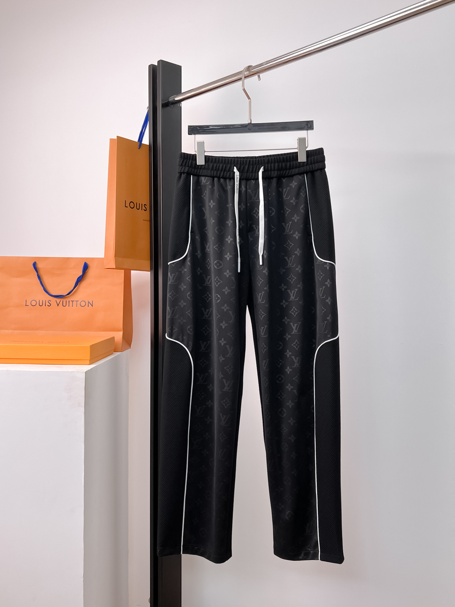 NO:502251,LV 2025 spring new casual pants!  The official website is released simultaneously. The brand's classic LOGO casual pants, customized fabric, excellent comfort, strong hand touch. Extremely recognizable, perfect quality craftsmanship. Size M-3XL,,louis vuitton,alexander wang19860909LV 2025春季新款休闲裤！官网同步发售.品牌经典LOGO休闲裤 ,定制面料,舒适度极好,手触感强烈.辨识度极高,完美品相工艺. 尺码M-3XL,,louis vuitton,alexander wang,Men's clothing