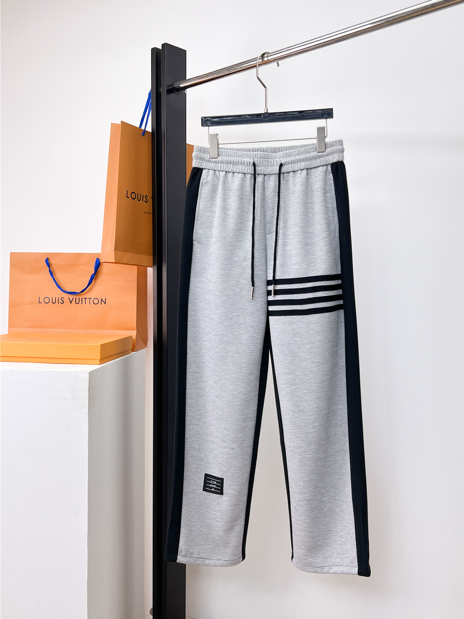 NO:502257,TB 2025 spring new casual pants!  The official website is released simultaneously. The brand's classic LOGO casual pants, customized fabric, excellent comfort, strong hand touch. Extremely recognizable, perfect quality craftsmanship. Size M-3XL, alexander wang19860909TB 2025春季新款休闲裤！官网同步发售.品牌经典LOGO休闲裤 ,定制面料,舒适度极好,手触感强烈.辨识度极高,完美品相工艺. 尺码M-3XL,,alexander wang,Men's clothing