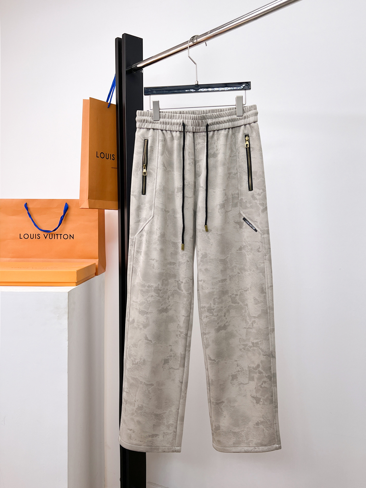 NO:502228,LV 2025 spring new casual pants!  The official website is released simultaneously. The brand's classic LOGO casual pants, customized fabric, excellent comfort, strong hand touch. Extremely recognizable, perfect quality craftsmanship. Size M-3XL,,louis vuitton,alexander wang19860909LV 2025春季新款休闲裤！官网同步发售.品牌经典LOGO休闲裤 ,定制面料,舒适度极好,手触感强烈.辨识度极高,完美品相工艺. 尺码M-3XL,,louis vuitton,alexander wang,Men's clothing