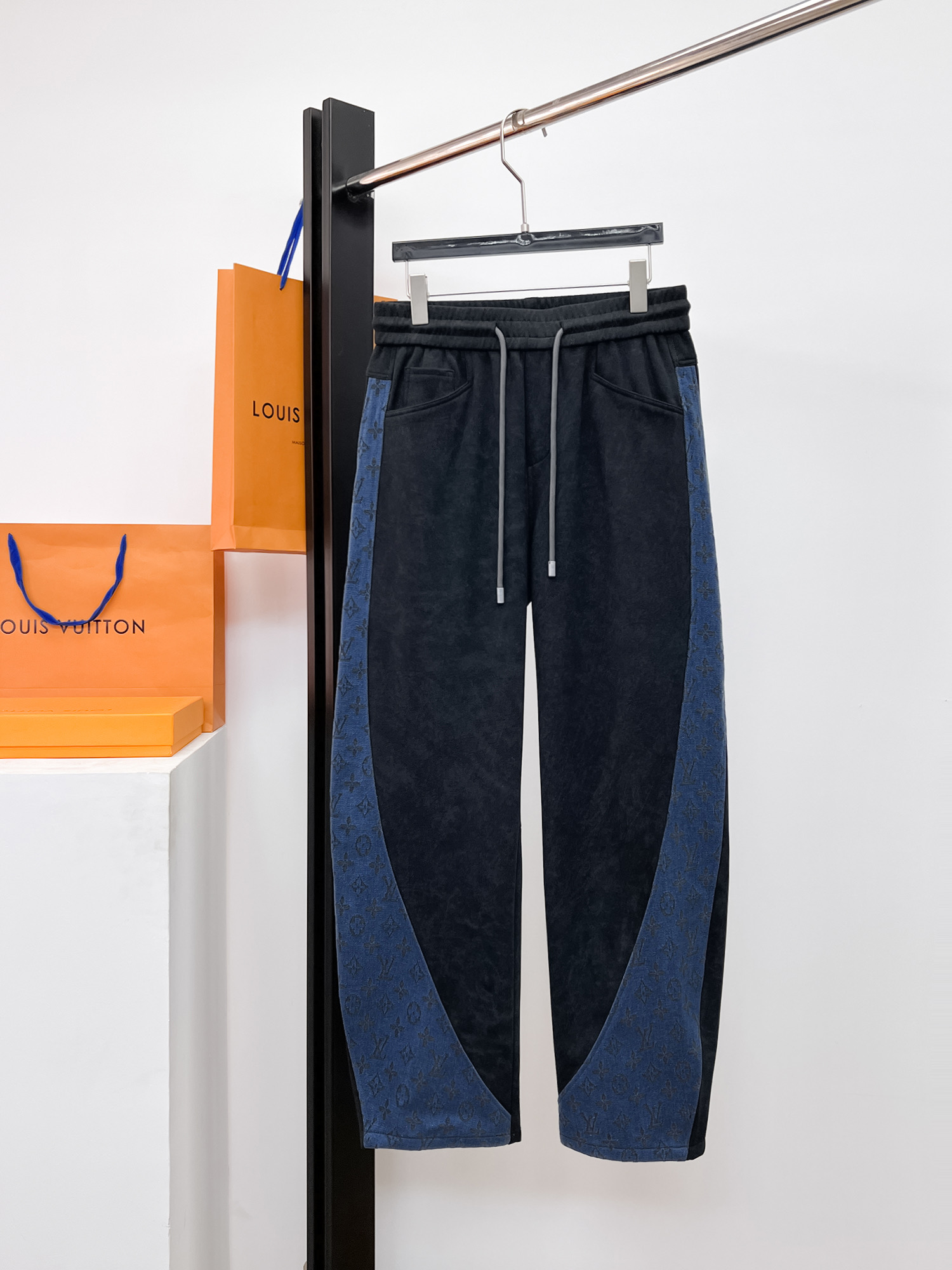 NO:502293,LV 2025 spring new casual pants!  The official website is released simultaneously. The brand's classic LOGO casual pants, customized fabric, excellent comfort, strong hand touch. Extremely recognizable, perfect quality craftsmanship. Size M-3XL,,louis vuitton,alexander wang19860909LV 2025春季新款休闲裤！官网同步发售.品牌经典LOGO休闲裤 ,定制面料,舒适度极好,手触感强烈.辨识度极高,完美品相工艺. 尺码M-3XL,,louis vuitton,alexander wang,Men's clothing