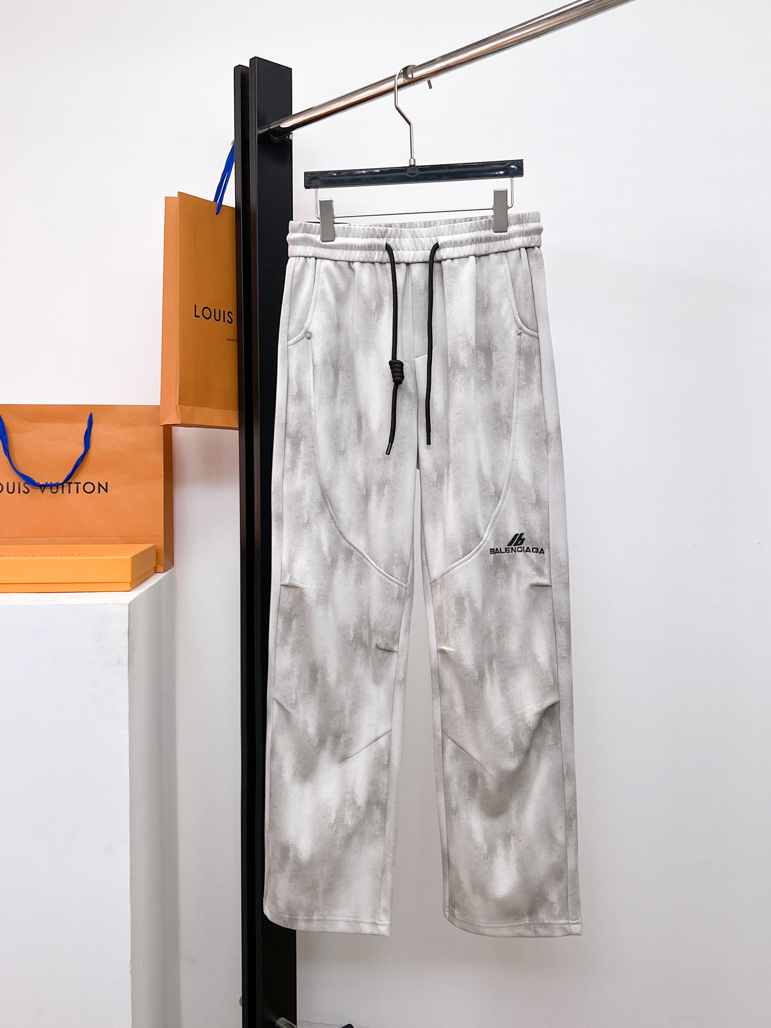 NO:502233,Balenciaga Spring 2025 new casual pants!  The official website is released simultaneously. The brand's classic LOGO casual pants, customized fabric, excellent comfort, strong hand touch. Extremely recognizable, perfect quality craftsmanship. Size M-3XL, balenciaga, alexander wang19860909巴黎世家 2025春季新款休闲裤！官网同步发售.品牌经典LOGO休闲裤 ,定制面料,舒适度极好,手触感强烈.辨识度极高,完美品相工艺. 尺码M-3XL,,balenciaga,alexander wang,Men's clothing