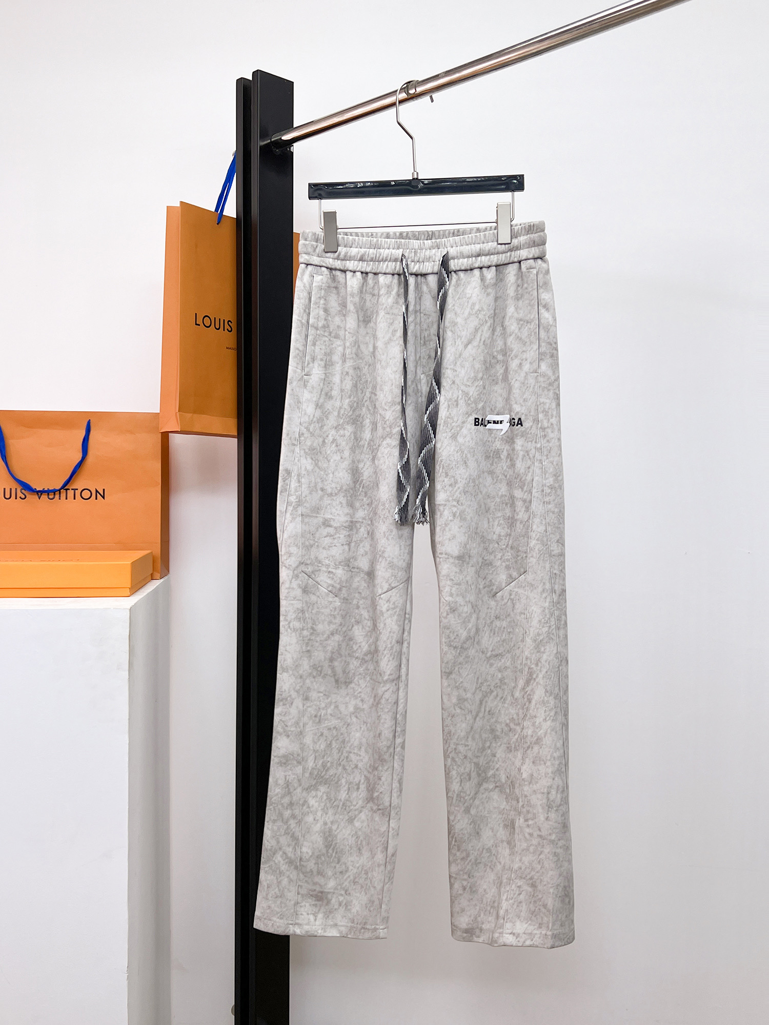 NO:502263,Balenciaga Spring 2025 new casual pants!  The official website is released simultaneously. The brand's classic LOGO casual pants, customized fabric, excellent comfort, strong hand touch. Extremely recognizable, perfect quality craftsmanship. Size M-3XL, balenciaga, alexander wang19860909巴黎世家 2025春季新款休闲裤！官网同步发售.品牌经典LOGO休闲裤 ,定制面料,舒适度极好,手触感强烈.辨识度极高,完美品相工艺. 尺码M-3XL,,balenciaga,alexander wang,Men's clothing