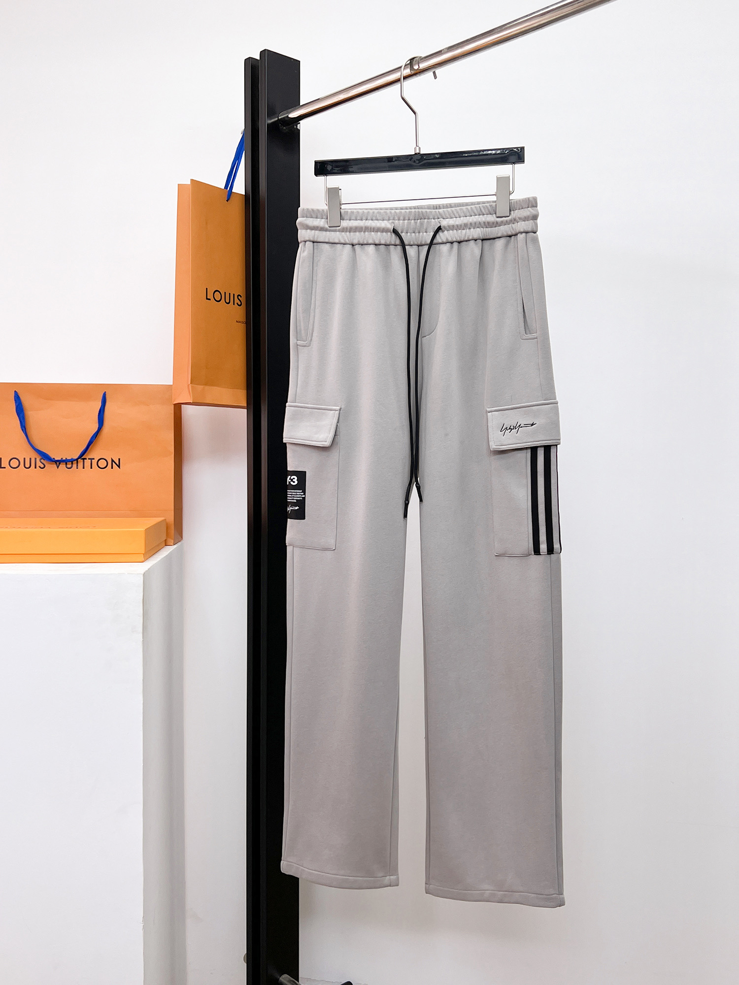 NO:502239,Y3 new spring 2025 casual pants!  The official website is released simultaneously. The brand's classic LOGO casual pants, customized fabric, excellent comfort, strong hand touch. Extremely recognizable, perfect quality craftsmanship. Size M-3XL, alexander wang19860909Y3 2025春季新款休闲裤！官网同步发售.品牌经典LOGO休闲裤 ,定制面料,舒适度极好,手触感强烈.辨识度极高,完美品相工艺. 尺码M-3XL,,alexander wang,Men's clothing