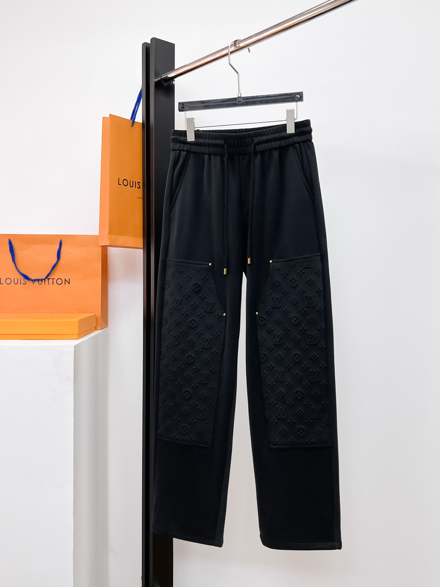 NO:502272,LV 2025 spring new casual pants!  The official website is released simultaneously. The brand's classic LOGO casual pants, customized fabric, excellent comfort, strong hand touch. Extremely recognizable, perfect quality craftsmanship. Size M-3XL,,louis vuitton,alexander wang19860909LV 2025春季新款休闲裤！官网同步发售.品牌经典LOGO休闲裤 ,定制面料,舒适度极好,手触感强烈.辨识度极高,完美品相工艺. 尺码M-3XL,,louis vuitton,alexander wang,Men's clothing