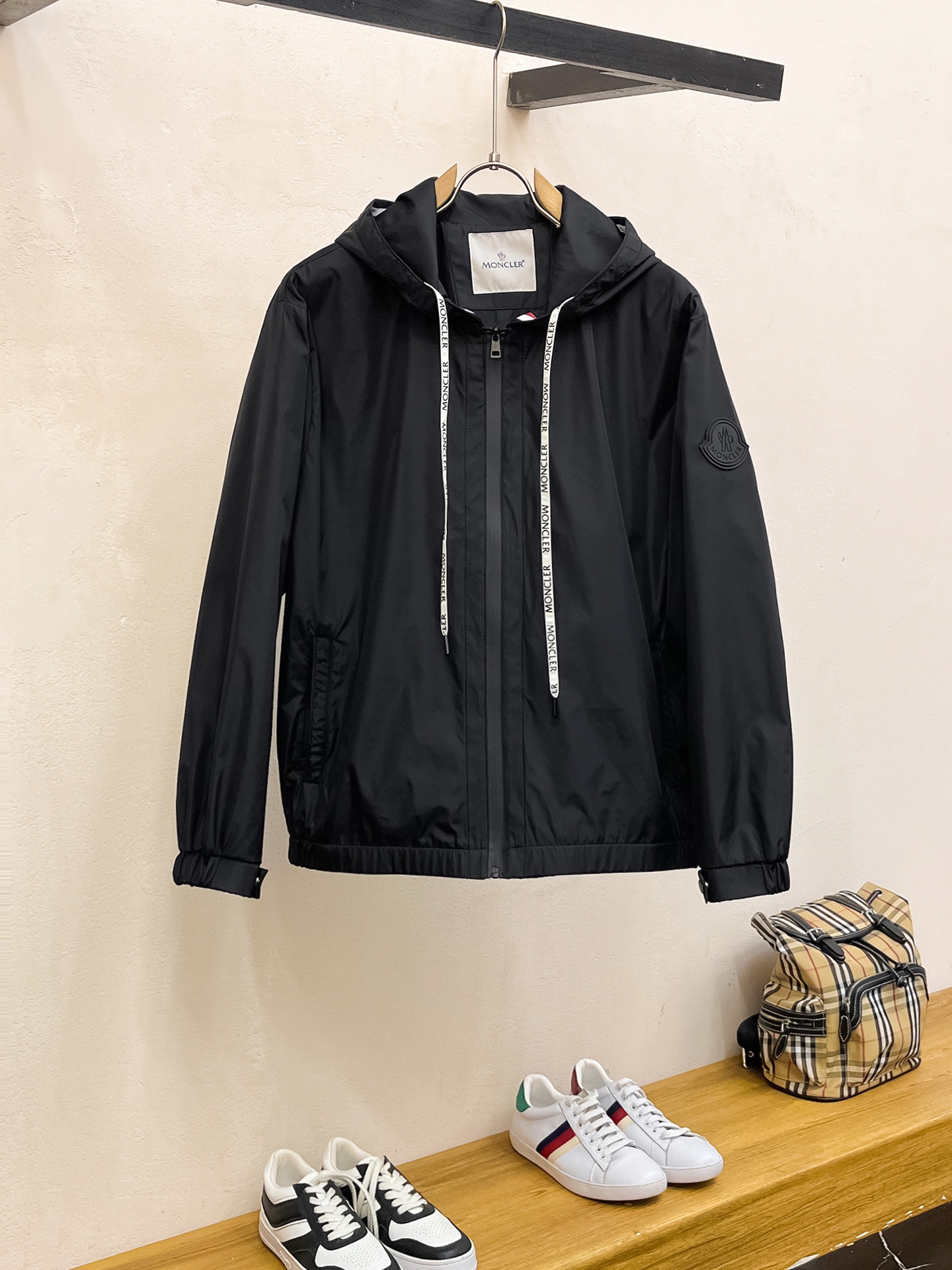 NO:746956,Mengkou The same style as the official website, complete with three labels, on sale in advance. 2026 new spring men's jackets, complete with three labels, high-end version. Custom-made fabrics at the counter. Highly breathable and comfortable, impeccable details, brand element design concept, reflecting high quality. Delicate and soft feel. Casual tailoring, awesome upper body size. M～3XL,,,Moncler,jackets & coats,jackets & coats,19860909蒙口 官网同款,三标齐全,提前发售 2026春季新款男士夹克外套,原单三标齐全高端版本 专柜定制面料 透气舒适度高,细节无可挑剔,品牌元素设计理念,体现高品质.手感细腻柔软 呈现休闲裁剪,上身版型超赞 码数M～3XL,,,Moncler,jackets & coats,jackets & coats,,Men's clothing