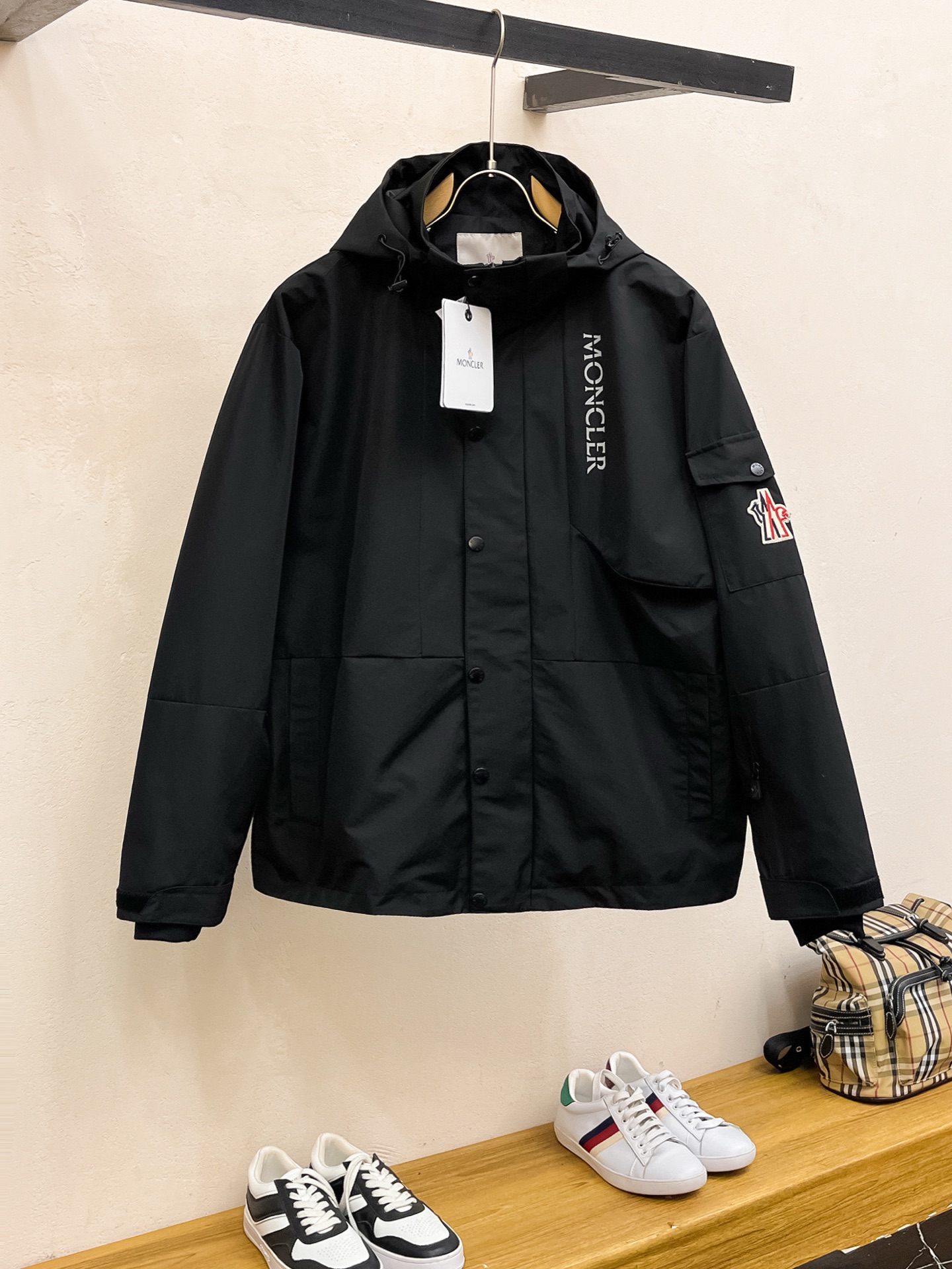 NO:746974,Mengkou The same style as the official website, complete with three labels, on sale in advance. 2026 new spring men's jackets, complete with three labels, high-end version. Custom-made fabrics at the counter. Highly breathable and comfortable, impeccable details, brand element design concept, reflecting high quality. Delicate and soft feel. Casual tailoring, awesome upper body size. M～3XL,,,Moncler,jackets & coats,jackets & coats,19860909蒙口 官网同款,三标齐全,提前发售 2026春季新款男士夹克外套,原单三标齐全高端版本 专柜定制面料 透气舒适度高,细节无可挑剔,品牌元素设计理念,体现高品质.手感细腻柔软 呈现休闲裁剪,上身版型超赞 码数M～3XL,,,Moncler,jackets & coats,jackets & coats,,Men's clothing