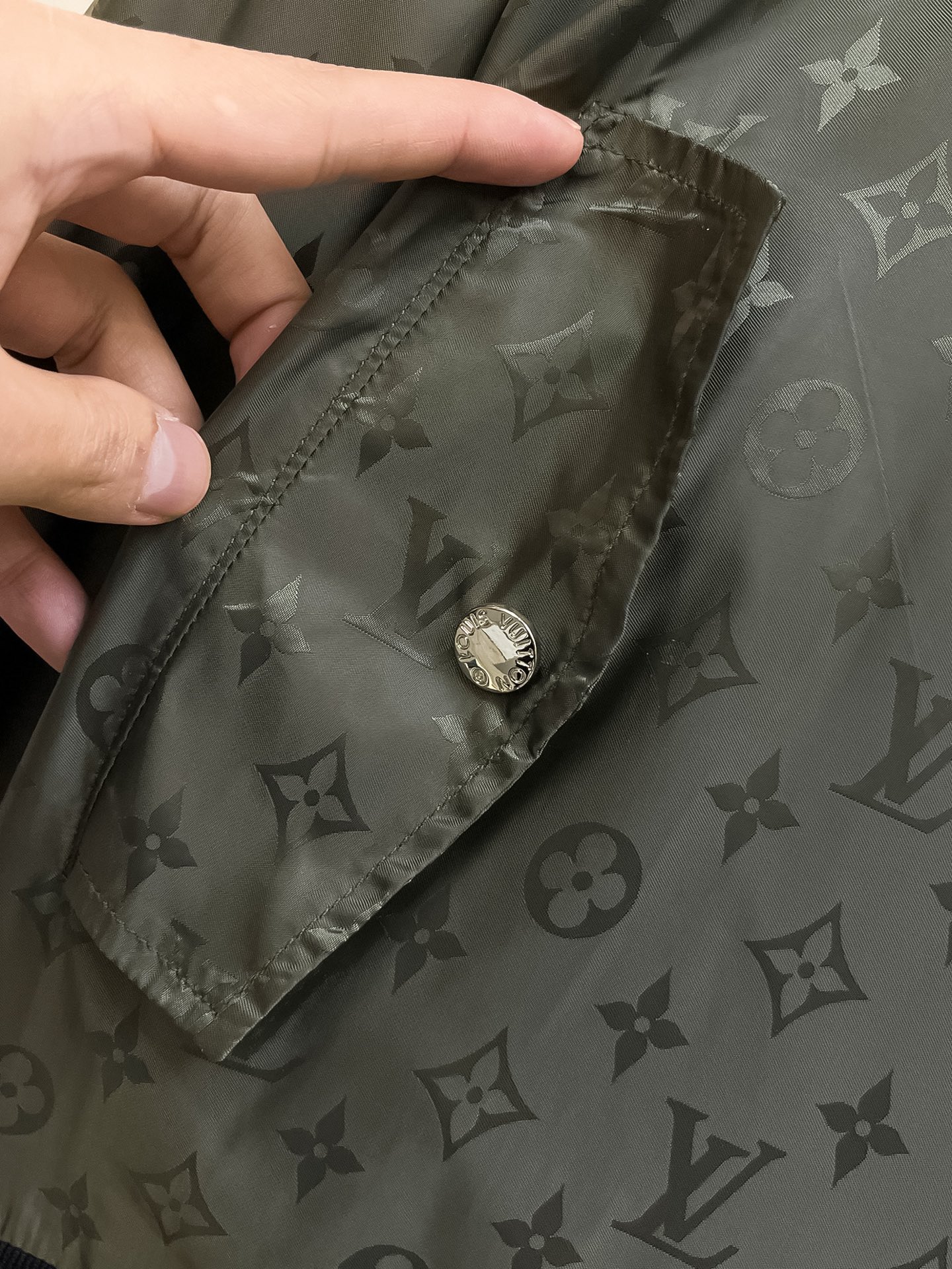 Louis Vuitton 2025SS Men's Monogrammed Hooded Jacket - High-End Design 11 i1738644737735 7536 0 9