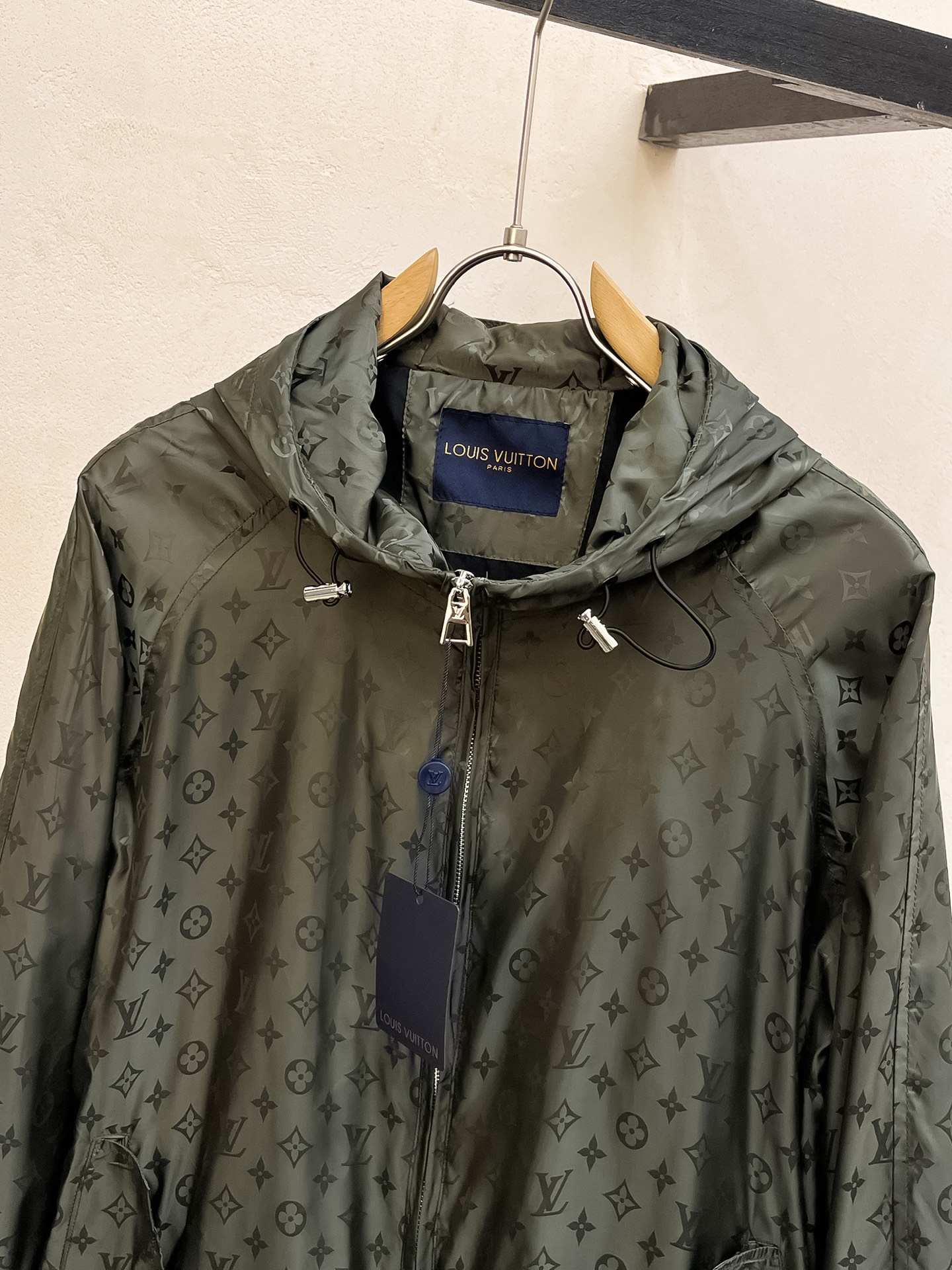 Louis Vuitton 2025SS Men's Monogrammed Hooded Jacket - High-End Design 6 i1738644737737 8999 0 4