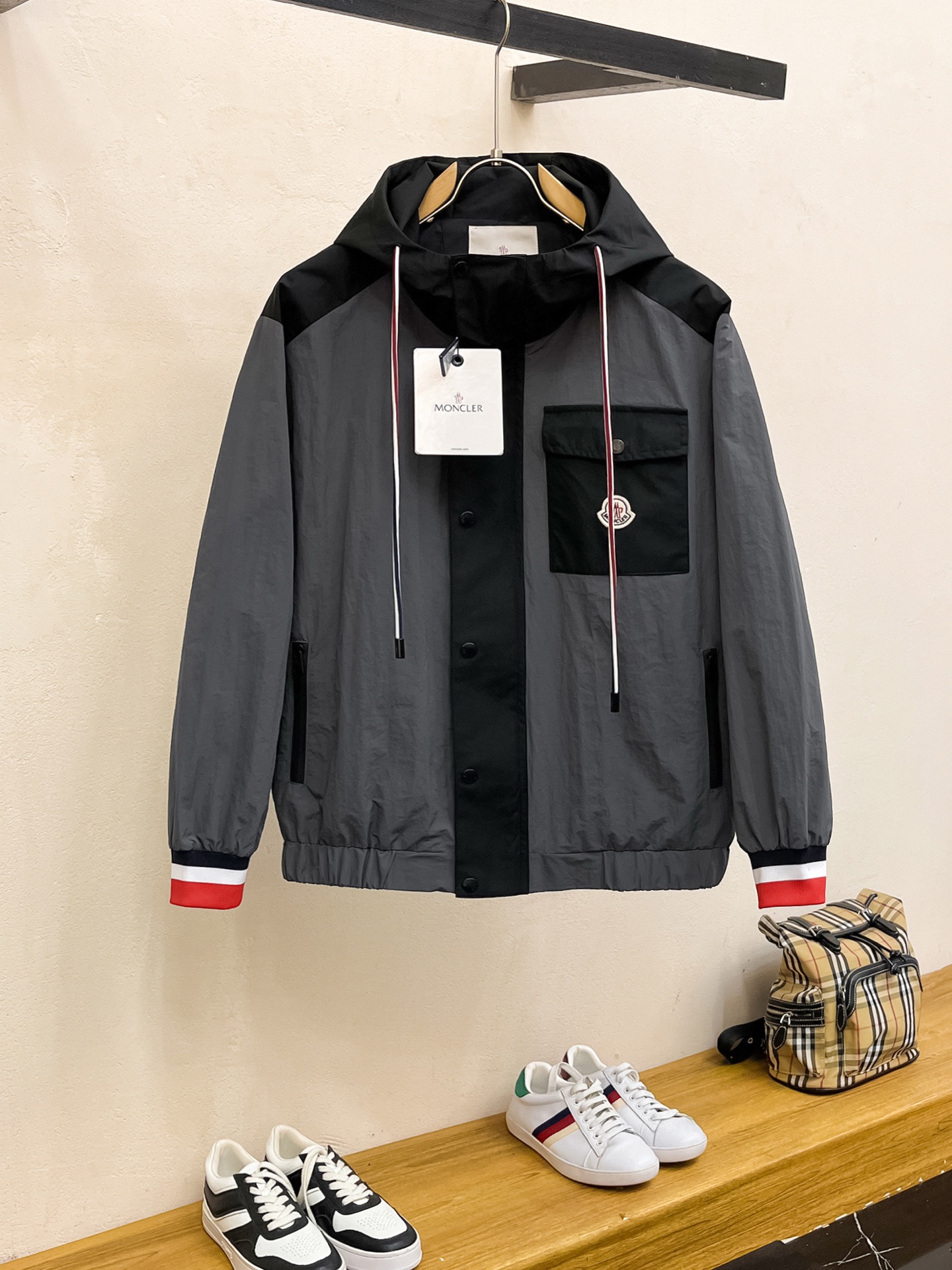 NO:746938,Mengkou The same style as the official website, complete with three labels, on sale in advance. 2026 new spring men's jackets, complete with three labels, high-end version. Custom-made fabrics at the counter. Highly breathable and comfortable, impeccable details, brand element design concept, reflecting high quality. Delicate and soft feel. Casual tailoring, awesome upper body size. M～3XL,,,Moncler,jackets & coats,jackets & coats,19860909蒙口 官网同款,三标齐全,提前发售 2026春季新款男士夹克外套,原单三标齐全高端版本 专柜定制面料 透气舒适度高,细节无可挑剔,品牌元素设计理念,体现高品质.手感细腻柔软 呈现休闲裁剪,上身版型超赞 码数M～3XL,,,Moncler,jackets & coats,jackets & coats,,Men's clothing