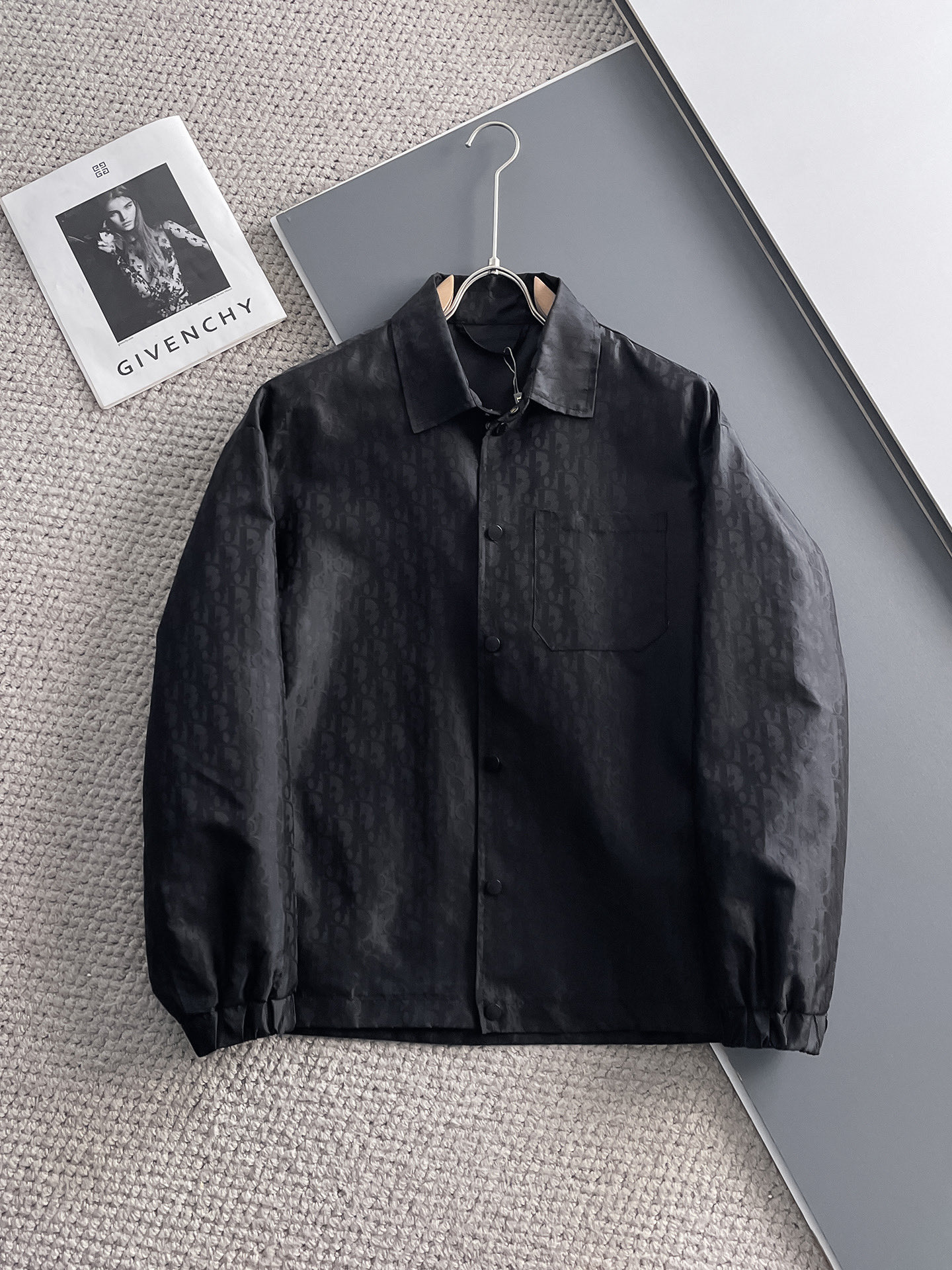 NO:734298,Same style as Dior official website, complete with three labels, on sale in advance. 2026 spring new men's jacket, complete with three labels, high-end version. Custom-made fabrics at the counter. Highly breathable and comfortable, impeccable details, brand element design concept, reflecting high quality. Delicate and soft feel. Casual tailoring, awesome upper body size. M～3XL,,,dior,jackets & coats,jackets & coats,19860909迪奥官网同款,三标齐全,提前发售 2026春季新款男士夹克外套,原单三标齐全高端版本 专柜定制面料 透气舒适度高,细节无可挑剔,品牌元素设计理念,体现高品质.手感细腻柔软 呈现休闲裁剪,上身版型超赞 码数M～3XL,,,dior,jackets & coats,jackets & coats,,Men's clothing