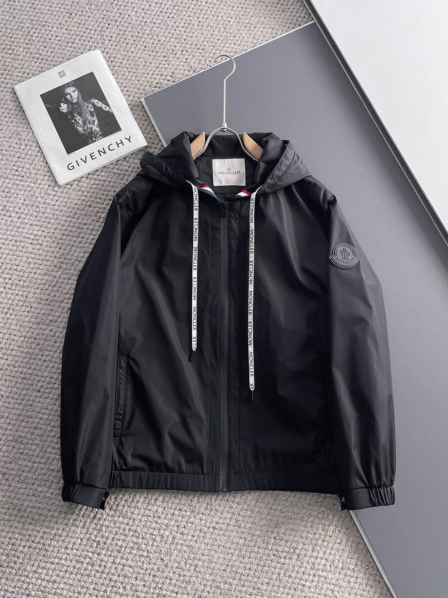 NO:119465,The same style on the official website of the hood, complete three standards, and is released in advance. The new men's jacket for spring 2025ss, the original three standards are complete and high-end version. Customized fabrics for counters, breathable and comfortable, impeccable details, brand elements design concept, reflecting high quality. The feel is delicate and soft, presenting casual cut, and the upper body style is superb. Number of sizes M~3XL,,,Moncler, jackets & coats, jackets & coats, alexander wang19860909蒙口官网同款,三标齐全,提前发售 2025ss春季新款男士夹克外套,原单三标齐全高端版本 专柜定制面料 透气舒适度高,细节无可挑剔,品牌元素设计理念,体现高品质.手感细腻柔软 呈现休闲裁剪,上身版型超赞 码数M～3XL,,,Moncler,jackets & coats,jackets & coats,alexander wang,Men's clothing