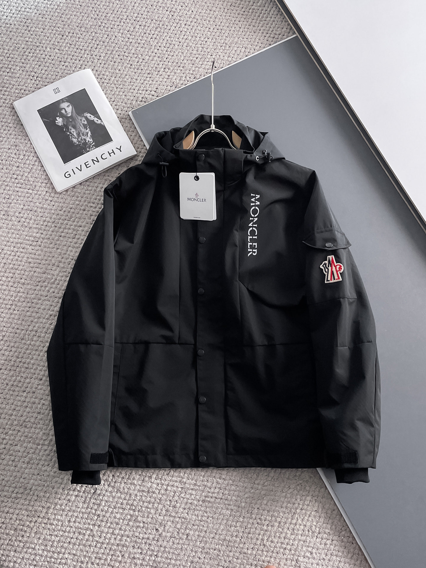 NO:119460,The same style on the official website of the hood, complete three standards, and is released in advance. The new men's jacket for spring 2025ss, the original three standards are complete and high-end version. Customized fabrics for counters, breathable and comfortable, impeccable details, brand elements design concept, reflecting high quality. The feel is delicate and soft, presenting casual cut, and the upper body style is superb. Number of sizes M~3XL,,,Moncler, jackets & coats, jackets & coats, alexander wang19860909蒙口官网同款,三标齐全,提前发售 2025ss春季新款男士夹克外套,原单三标齐全高端版本 专柜定制面料 透气舒适度高,细节无可挑剔,品牌元素设计理念,体现高品质.手感细腻柔软 呈现休闲裁剪,上身版型超赞 码数M～3XL,,,Moncler,jackets & coats,jackets & coats,alexander wang,Men's clothing