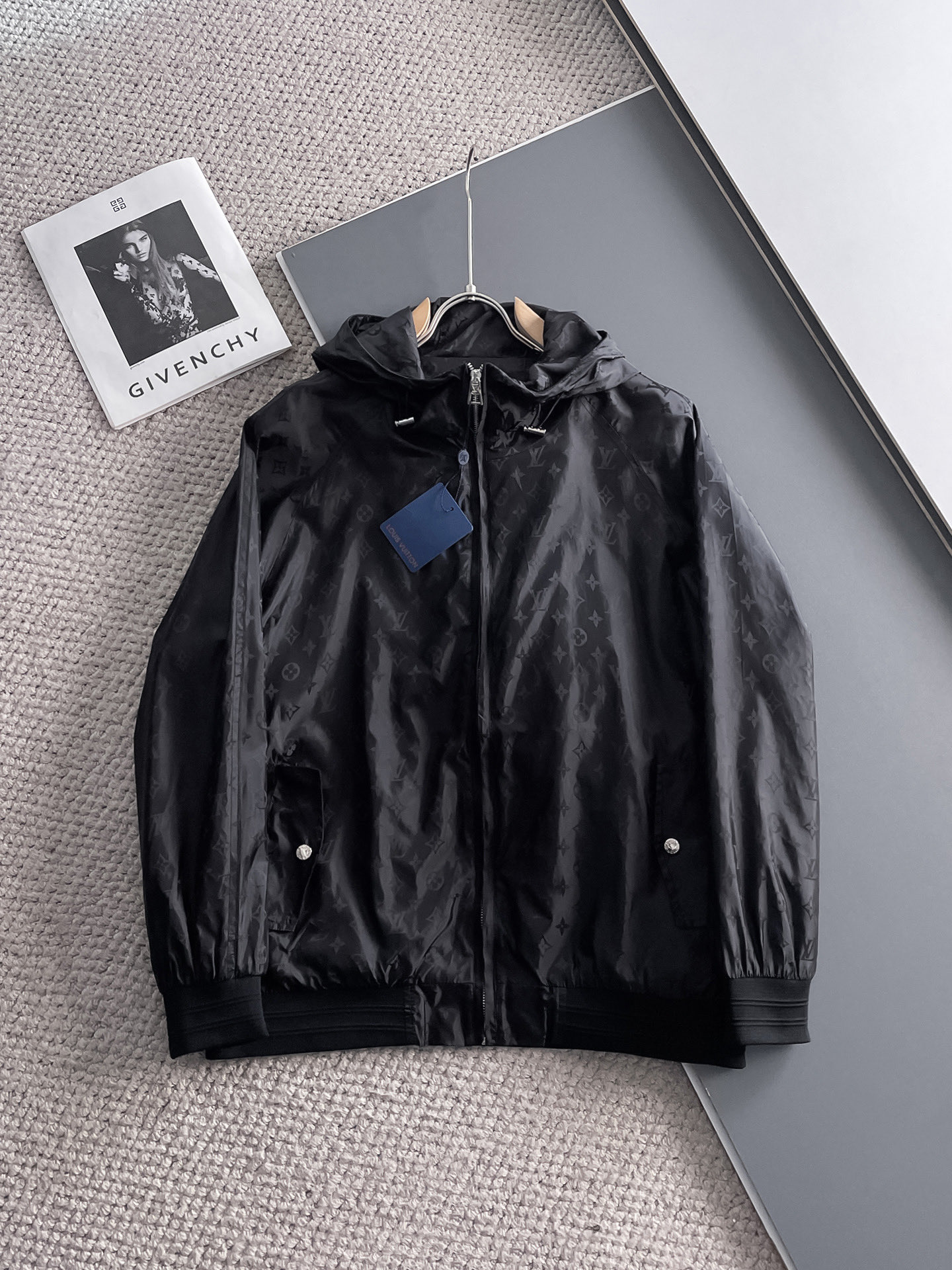 NO:119569,The same style on the official website of LV, complete three standards, and is released in advance. The new spring men's jacket in ss, the original three standards are complete and high-end version. Customized fabrics for counters. High breathability and comfort, impeccable details, and the design concept of brand elements, reflecting high quality. The feel is delicate and soft. It presents casual cut and the upper body style is superb. Number of sizes M~3XL,,,louis vuitton, jackets & coats, jackets & coats, alexander wang19860909LV官网同款,三标齐全,提前发售 ss春季新款男士夹克外套,原单三标齐全高端版本 专柜定制面料 透气舒适度高,细节无可挑剔,品牌元素设计理念,体现高品质.手感细腻柔软 呈现休闲裁剪,上身版型超赞 码数M～3XL,,,louis vuitton,jackets & coats,jackets & coats,alexander wang,Men's clothing