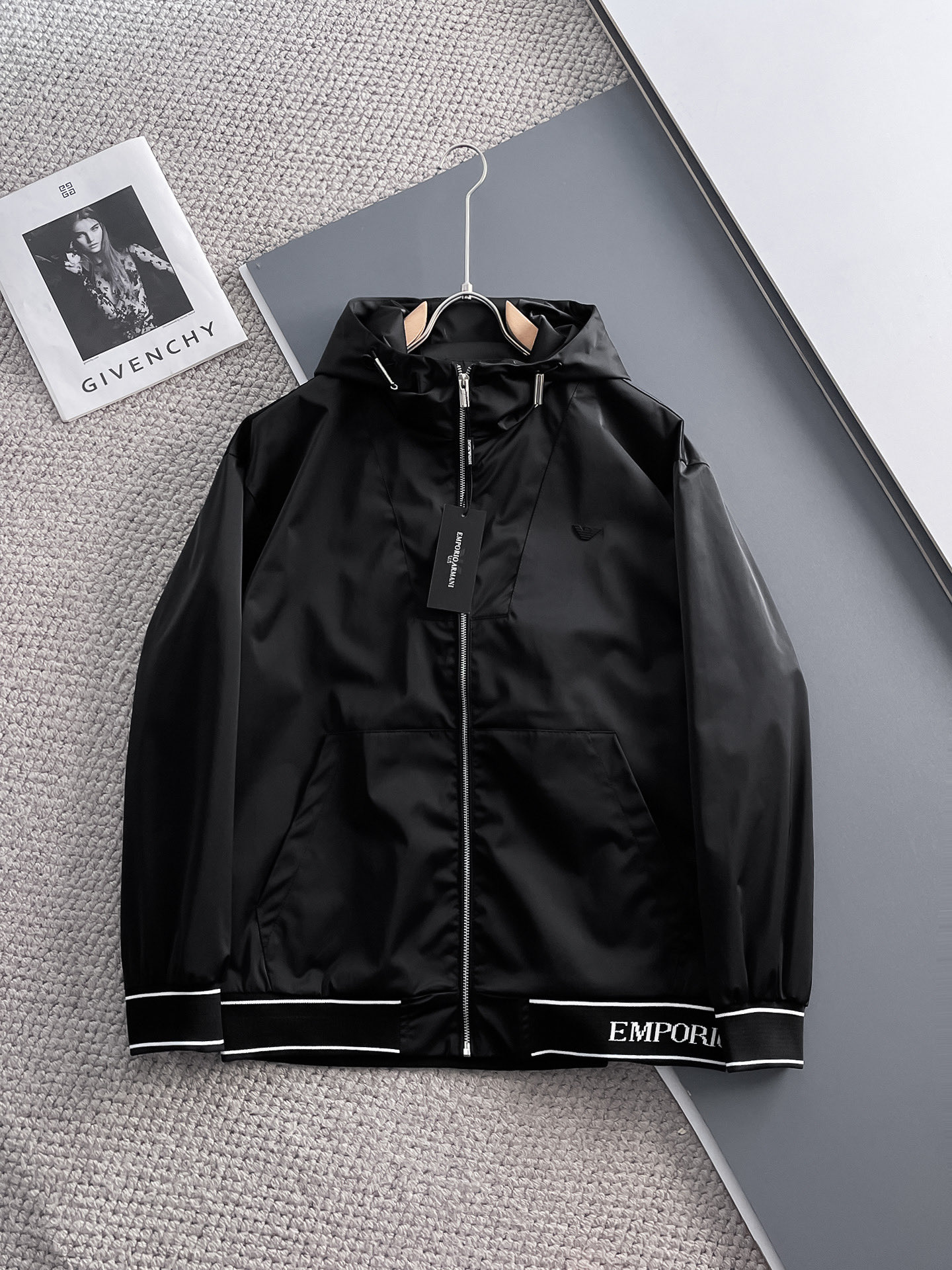 NO:119447,The same style on Armani official website, complete three standards, and is released in advance. 2025ss Spring new men's jacket, original single three standards, high-end version, customized counter fabric, breathable and comfortable, impeccable details, brand element design concept, reflecting high quality. The feel is delicate and soft, presents casual cut, and the upper body style is superb. Number of sizes M~3XL,,,armani, jackets & coats, jackets & coats, alexander wang19860909阿玛尼官网同款,三标齐全,提前发售 2025ss春季新款男士夹克外套,原单三标齐全高端版本 专柜定制面料 透气舒适度高,细节无可挑剔,品牌元素设计理念,体现高品质.手感细腻柔软 呈现休闲裁剪,上身版型超赞 码数M～3XL,,,armani,jackets & coats,jackets & coats,alexander wang,Men's clothing