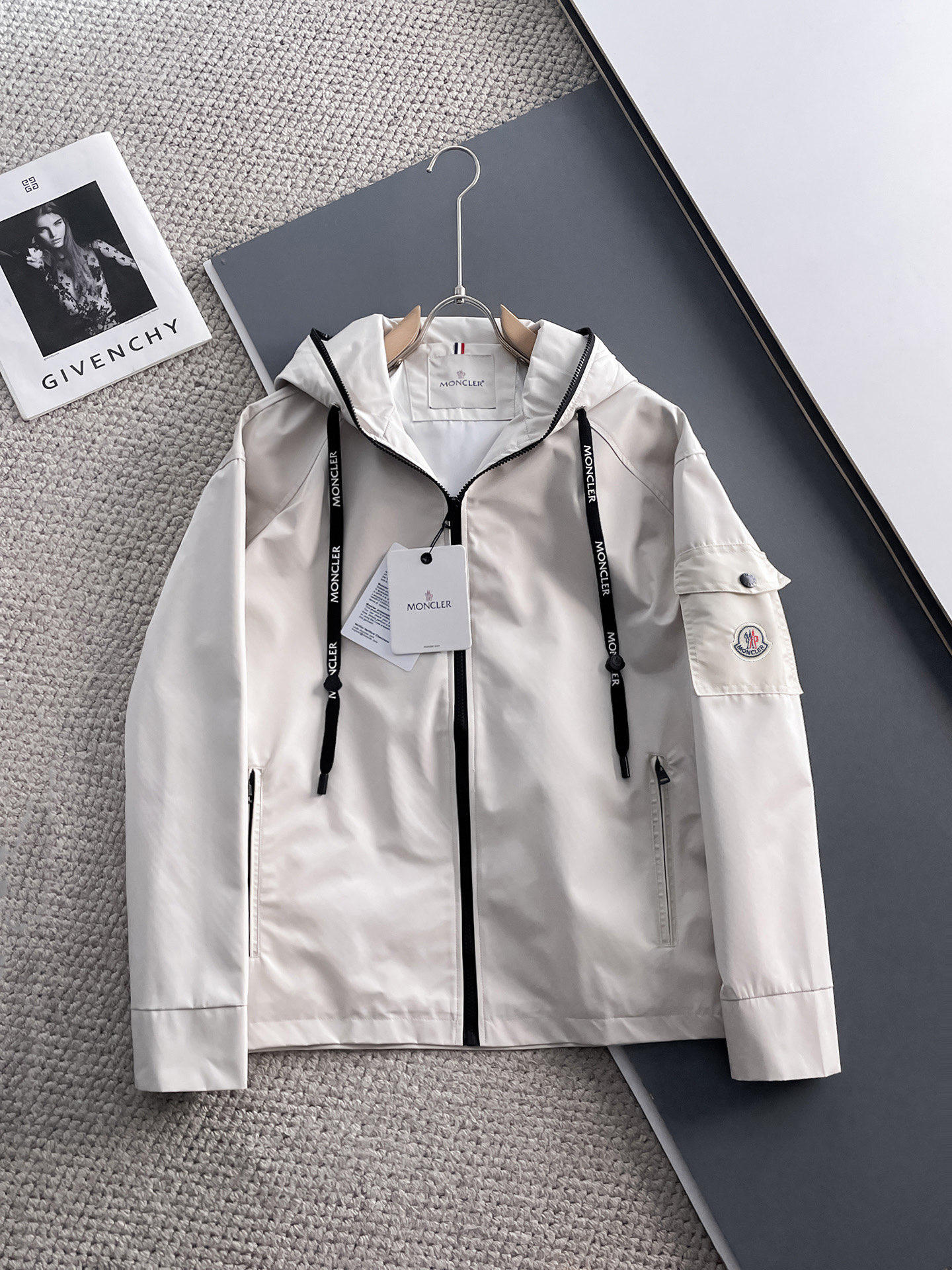 NO:119449,The same style on the official website of the hood, complete three standards, and is released in advance. The new men's jacket for spring 2025ss, the original three standards are complete and high-end version. Customized fabrics for counters, breathable and comfortable, impeccable details, brand elements design concept, reflecting high quality. The feel is delicate and soft, presenting casual cut, and the upper body style is superb. Number of sizes M~3XL,,,Moncler, jackets & coats, jackets & coats, alexander wang19860909蒙口官网同款,三标齐全,提前发售 2025ss春季新款男士夹克外套,原单三标齐全高端版本 专柜定制面料 透气舒适度高,细节无可挑剔,品牌元素设计理念,体现高品质.手感细腻柔软 呈现休闲裁剪,上身版型超赞 码数M～3XL,,,Moncler,jackets & coats,jackets & coats,alexander wang,Men's clothing