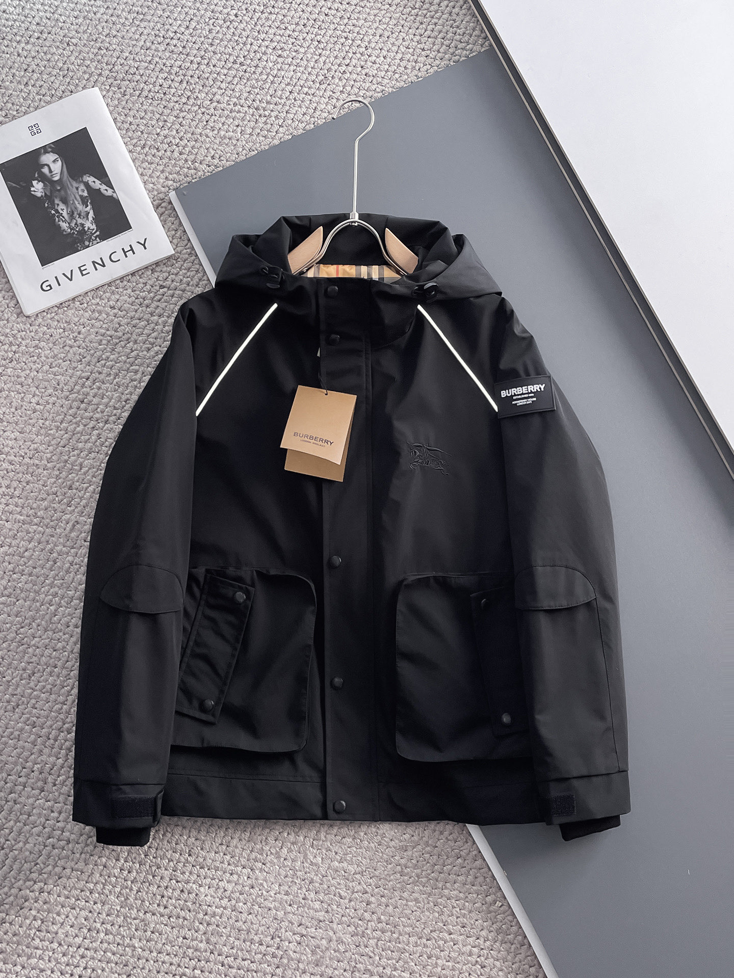 NO:734291,The same model from Burberry's official website, complete with three labels, on sale in advance. 2026 new spring men's jackets, complete with three labels, high-end version. Custom-made fabrics at the counter. Highly breathable and comfortable, impeccable details, brand element design concept, reflecting high quality. It feels delicate and soft. It presents casual tailoring and the upper body shape is great. Size M～3XL,,,burberry,jackets & coats,jackets & coats,19860909巴宝莉官网同款,三标齐全,提前发售 2026春季新款男士夹克外套,原单三标齐全高端版本 专柜定制面料 透气舒适度高,细节无可挑剔,品牌元素设计理念,体现高品质.手感细腻柔软 呈现休闲裁剪,上身版型超赞 码数M～3XL,,,burberry,jackets & coats,jackets & coats,,Men's clothing