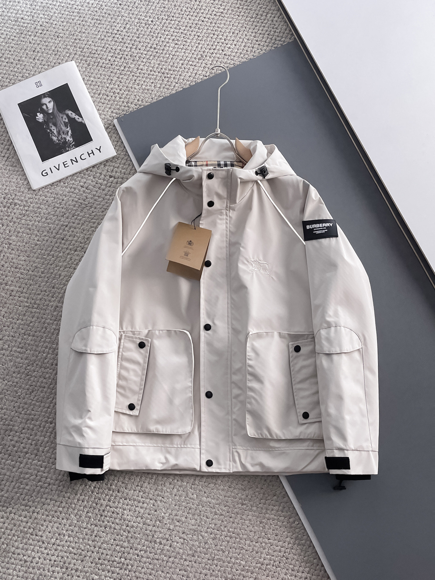 NO:119457,Burberry's official website has the same style, complete three standards, and is released in advance. 2025ss Spring new men's jacket, original single three standards, high-end version, customized counter fabric, breathable and comfortable, impeccable details, brand element design concept, reflecting high quality. The feel is delicate and soft, presents casual cut, and the upper body style is superb. Number of sizes M~3XL,,,burberry, jackets & coats, jackets & coats, alexander wang19860909巴宝莉官网同款,三标齐全,提前发售 2025ss春季新款男士夹克外套,原单三标齐全高端版本 专柜定制面料 透气舒适度高,细节无可挑剔,品牌元素设计理念,体现高品质.手感细腻柔软 呈现休闲裁剪,上身版型超赞 码数M～3XL,,,burberry,jackets & coats,jackets & coats,alexander wang,Men's clothing