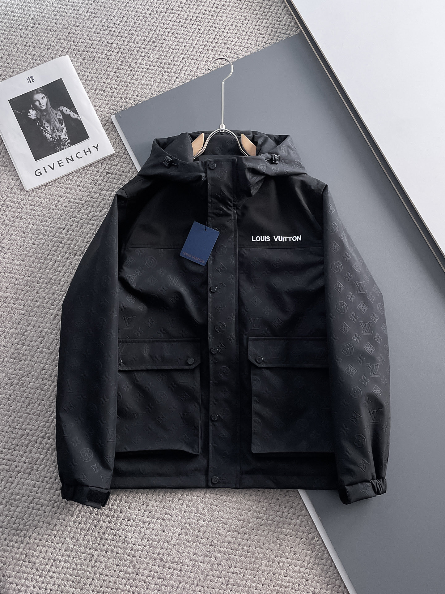 NO:119459,The same style on the official website of LV, complete three standards, and is released in advance. 2025ss Spring new men's jacket, original single three standards, high-end version, customized counter fabric, breathable and comfortable, impeccable details, brand element design concept, reflecting high quality. The feel is delicate and soft, presents casual cut, and the upper body style is superb. Number of sizes M~3XL,,,louis vuitton, jackets & coats, jackets & coats, alexander wang19860909LV官网同款,三标齐全,提前发售 2025ss春季新款男士夹克外套,原单三标齐全高端版本 专柜定制面料 透气舒适度高,细节无可挑剔,品牌元素设计理念,体现高品质.手感细腻柔软 呈现休闲裁剪,上身版型超赞 码数M～3XL,,,louis vuitton,jackets & coats,jackets & coats,alexander wang,Men's clothing