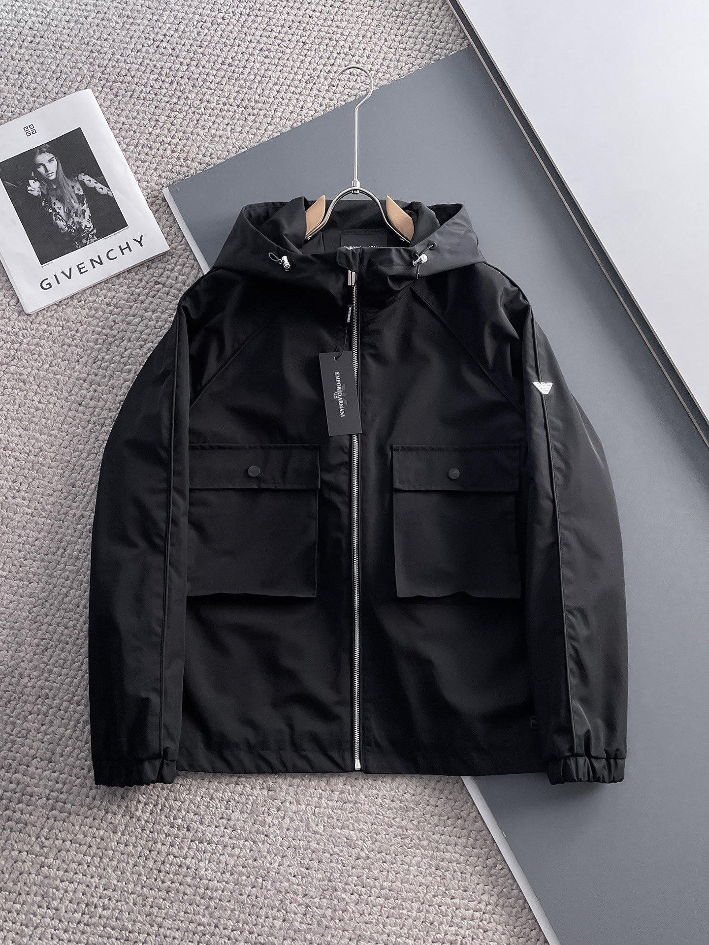 NO:119458,The same style on Armani official website, complete three standards, and is released in advance. 2025ss Spring new men's jacket, original single three standards, high-end version, customized counter fabric, breathable and comfortable, impeccable details, brand element design concept, reflecting high quality. The feel is delicate and soft, presents casual cut, and the upper body style is superb. Number of sizes M~3XL,,,armani, jackets & coats, jackets & coats, alexander wang19860909阿玛尼官网同款,三标齐全,提前发售 2025ss春季新款男士夹克外套,原单三标齐全高端版本 专柜定制面料 透气舒适度高,细节无可挑剔,品牌元素设计理念,体现高品质.手感细腻柔软 呈现休闲裁剪,上身版型超赞 码数M～3XL,,,armani,jackets & coats,jackets & coats,alexander wang,Men's clothing