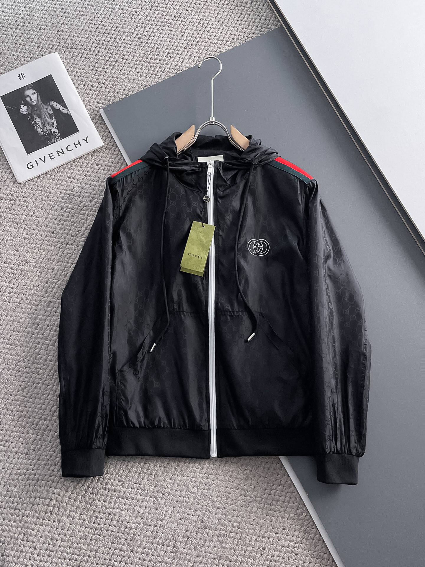 NO:119466,The same style on Guqi official website, complete three standards, released in advance. 2025ss spring new men's jacket, original single three standards, high-end version, customized counter fabric, breathable and comfortable, impeccable details, brand element design concept, reflecting high quality. The feel is delicate and soft, presents casual cut, and the upper body style is superb. Number of sizes M~3XL,,,,jackets & coats,jackets & coats,alexander wang19860909古奇官网同款,三标齐全,提前发售 2025ss春季新款男士夹克外套,原单三标齐全高端版本 专柜定制面料 透气舒适度高,细节无可挑剔,品牌元素设计理念,体现高品质.手感细腻柔软 呈现休闲裁剪,上身版型超赞 码数M～3XL,,,jackets & coats,jackets & coats,alexander wang,Men's clothing