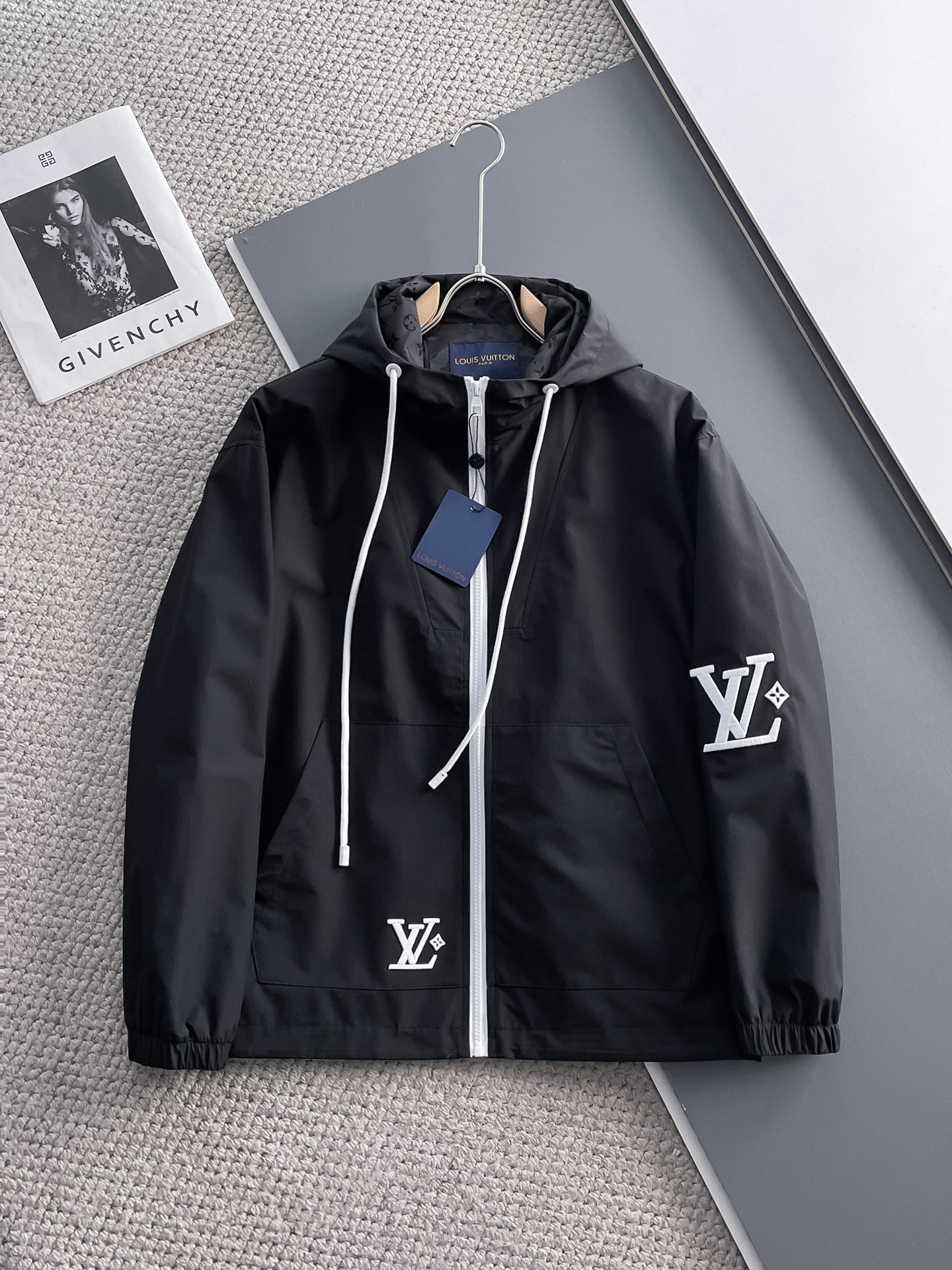 NO:119461,The same style on the official website of LV, complete three standards, and is released in advance. 2025ss Spring new men's jacket, original single three standards, high-end version, customized counter fabric, breathable and comfortable, impeccable details, brand element design concept, reflecting high quality. The feel is delicate and soft, presents casual cut, and the upper body style is superb. Number of sizes M~3XL,,,louis vuitton, jackets & coats, jackets & coats, alexander wang19860909LV官网同款,三标齐全,提前发售 2025ss春季新款男士夹克外套,原单三标齐全高端版本 专柜定制面料 透气舒适度高,细节无可挑剔,品牌元素设计理念,体现高品质.手感细腻柔软 呈现休闲裁剪,上身版型超赞 码数M～3XL,,,louis vuitton,jackets & coats,jackets & coats,alexander wang,Men's clothing