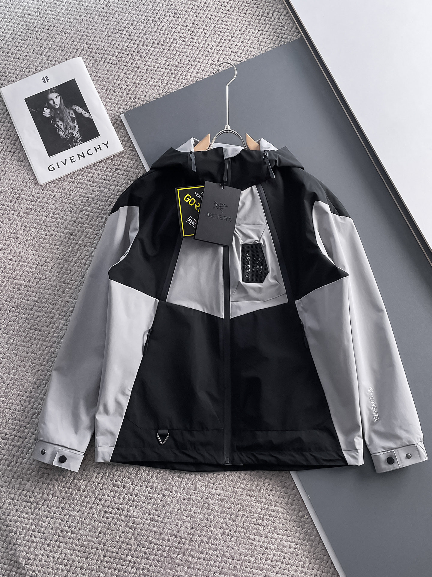 NO:119468,The same style on the official website of Archaeopteryx, complete three standards, and is released in advance. 2025ss Spring new men's jacket, original single three standards, high-end version. Customized counter fabrics, breathable and comfortable, impeccable details, brand elements design concept, reflecting high quality. The feel is delicate and soft, presents casual cut, and the upper body style is superb. Number of sizes M~3XL,,arc'teryx,jackets & coats,jackets & coats,alexander wang19860909始祖鸟官网同款,三标齐全,提前发售 2025ss春季新款男士夹克外套,原单三标齐全高端版本 专柜定制面料 透气舒适度高,细节无可挑剔,品牌元素设计理念,体现高品质.手感细腻柔软 呈现休闲裁剪,上身版型超赞 码数M～3XL,,arc'teryx,jackets & coats,jackets & coats,alexander wang,Men's clothing