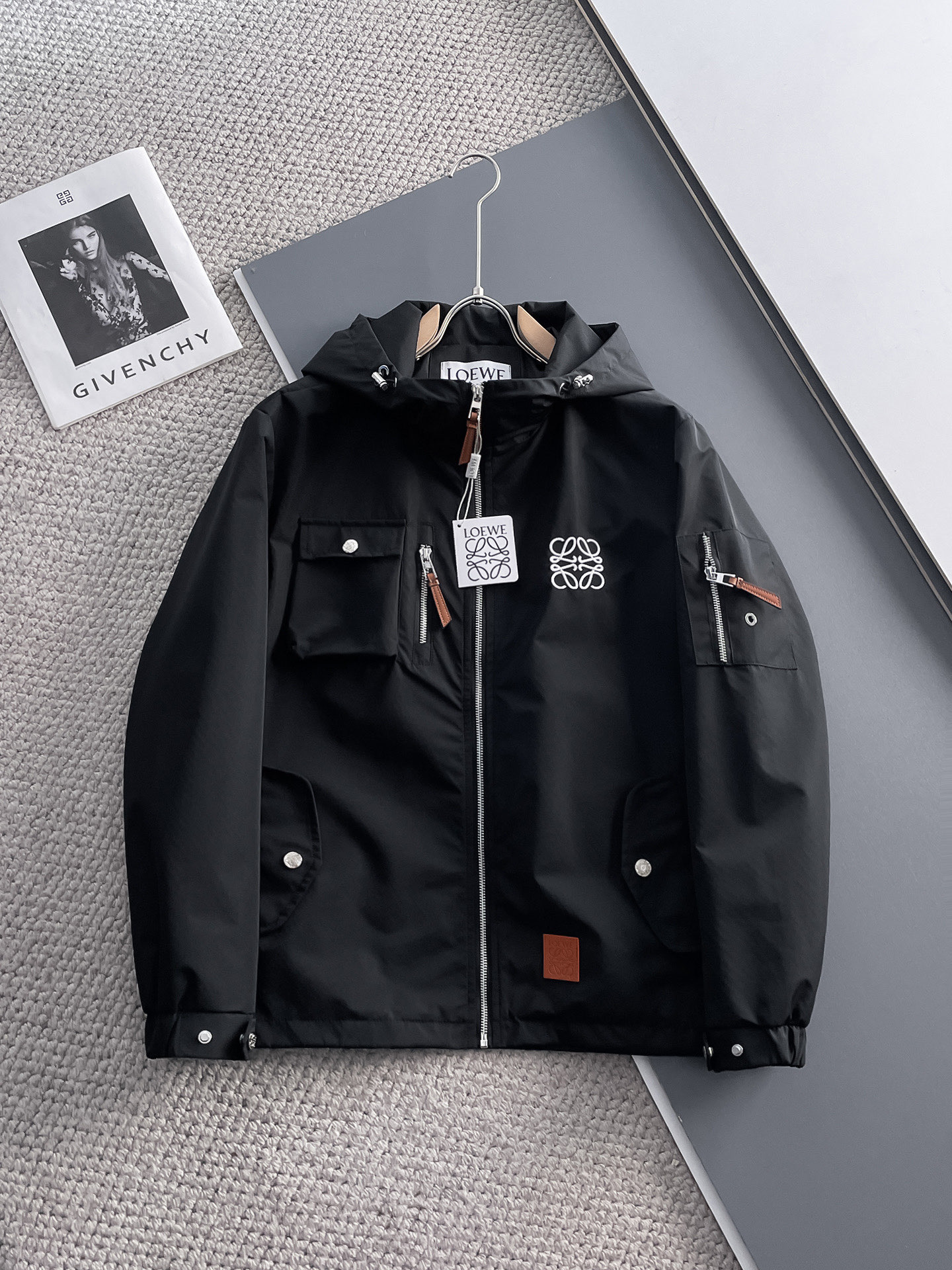 NO:119595,The same style on the official website of Luo Yiwei, complete three standards, and is released in advance. The new spring men's jacket in ss, the original three standards are complete and high-end version. Customized fabrics for counters, breathable and comfortable, impeccable details, brand elements design concept, reflecting high quality. The feel is delicate and soft, presenting casual cut, and the upper body style is superb. Number of sizes M~3XL,,,loewe, jackets & coats, jackets & coats, alexander wang19860909罗意威官网同款,三标齐全,提前发售 ss春季新款男士夹克外套,原单三标齐全高端版本 专柜定制面料 透气舒适度高,细节无可挑剔,品牌元素设计理念,体现高品质.手感细腻柔软 呈现休闲裁剪,上身版型超赞 码数M～3XL,,,loewe,jackets & coats,jackets & coats,alexander wang,Men's clothing